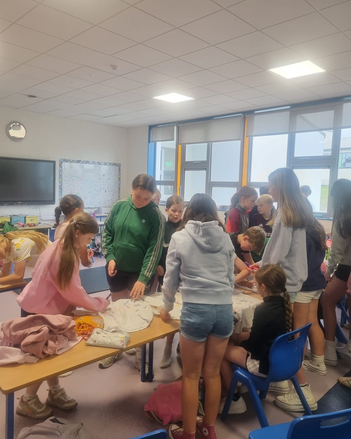 Ag f&aacute;g&aacute;il sl&aacute;n le  Rang a 6 agus t-l&eacute;inte &aacute; shini&uacute;. Gu&iacute;mid gach rath orthu!

Saying goodbye to Rang a 6 and signing T-shirts. We wish them all the best!