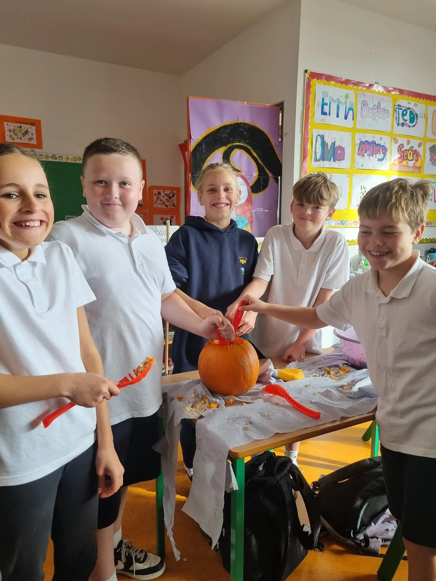 Pumcín a dhearadh inniu i rang 5 
Carving pumpkins today in 5th class 🎃