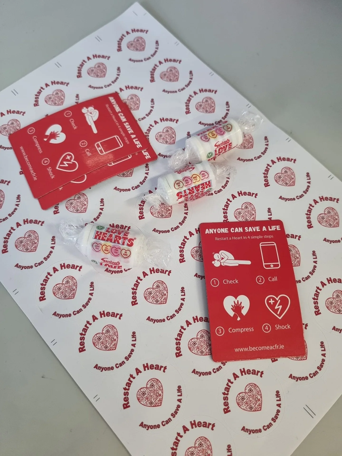 Buiochas mór le Anna agus Rim a tháinig isteach inniu ón First Responders. Big thanks to Anna and Rim, who came in to visit 5th & 6th class today, on World Restart a Heart day. #checkcallcompressshock