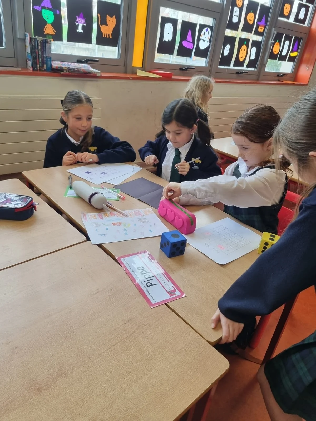 Seachtain Mata ar lean! R.5 ag múineadh a gcluichí mata do R.1. 
Maths week continues! 5th class teaching 1st class maths games, that they created themselves.