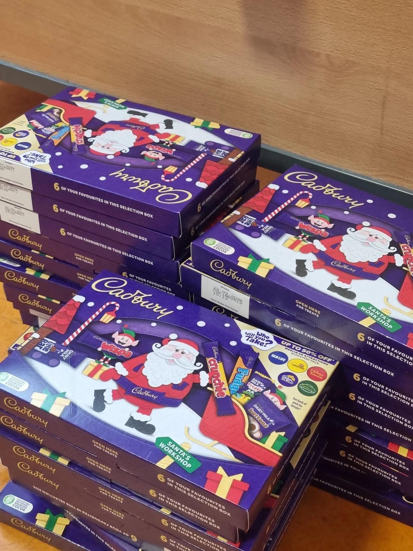 Bh&iacute; Daid&iacute; na Nollag ar cuairt chugainn inniu. C&uacute;pla grianghraif &oacute; Rang a 5 agus Na&iacute;on&aacute;in Bheaga M. C&aacute;it 🎄