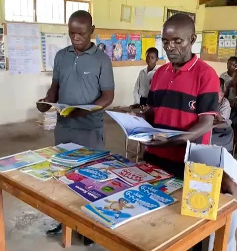 Bhailigh an scoil leabhair i gcomhair scoil i Zambia sa ch&eacute;ad th&eacute;arma agus le d&eacute;ana&iacute; shroich siad an Afraic. 

In the first term the school collected books for a school in Zambia agus they recently reached Africa .

&ldquo