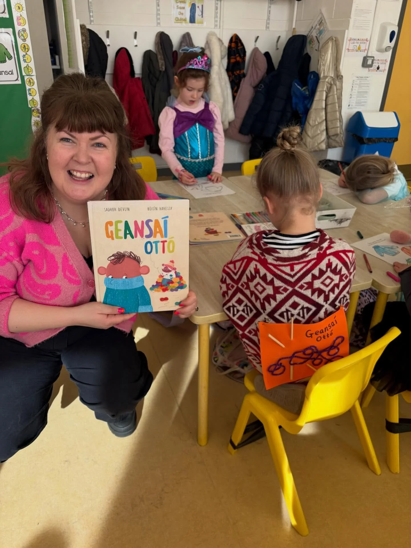 Bh&iacute; an-spraoi ag na Na&iacute;on&aacute;in leis an &uacute;dar Sadhbh Devlin a th&aacute;inig ar chuairt do L&aacute; Domhanda na Leabhar! The Na&iacute;on&aacute;in had great fun with author Sadhbh Devlin that visited us for World Book Day! ✨