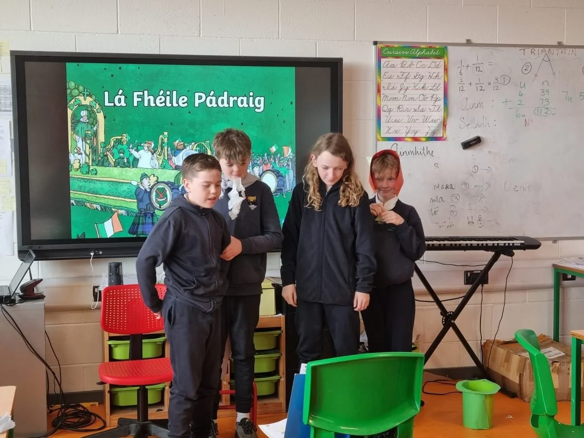 Dr&aacute;ma&iacute;ocht l&aacute; Fh&eacute;ile P&aacute;draig ar s&uacute;il sa rang inniu. St Patrick&rsquo;s day drama in school today ☘️