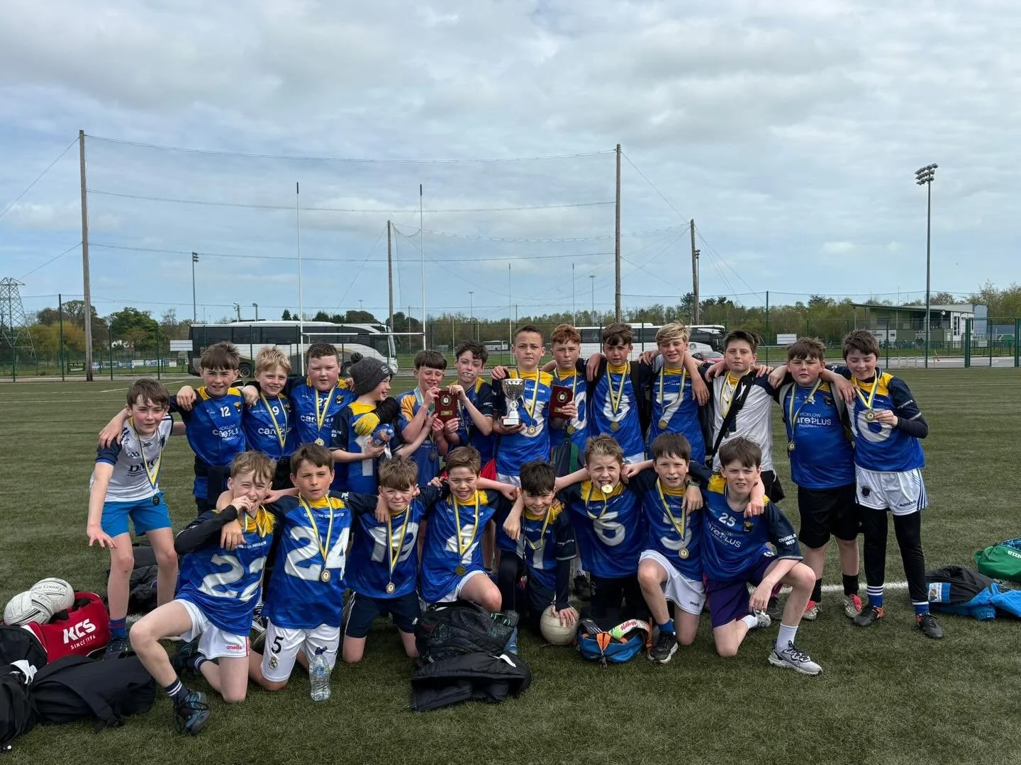 Bh&iacute; l&aacute; iontach ag &aacute;r mbuachaill&iacute; inniu. Bhuaigh foireann amh&aacute;in an Corn agus bhuaigh foireann eile an sciath &oacute; a roinn.
Bh&iacute; gach uile imreoir chomh maith  agus t&aacute;imid an bhr&oacute;d&uacute;il a