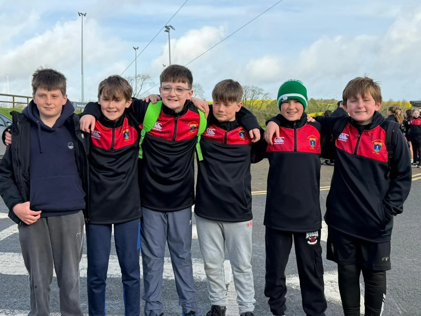 T&aacute; an foireann rugba&iacute; WRFC imithe ar thuras go Maigh Eo, Killary, don deireadh seachtaine. Tom, Ois&iacute;n, Max &amp; Arlo &oacute; rang 6 agus beirt &oacute; rang 5, Jasper agus Se&aacute;n! Bainig&iacute; taitneamh as!