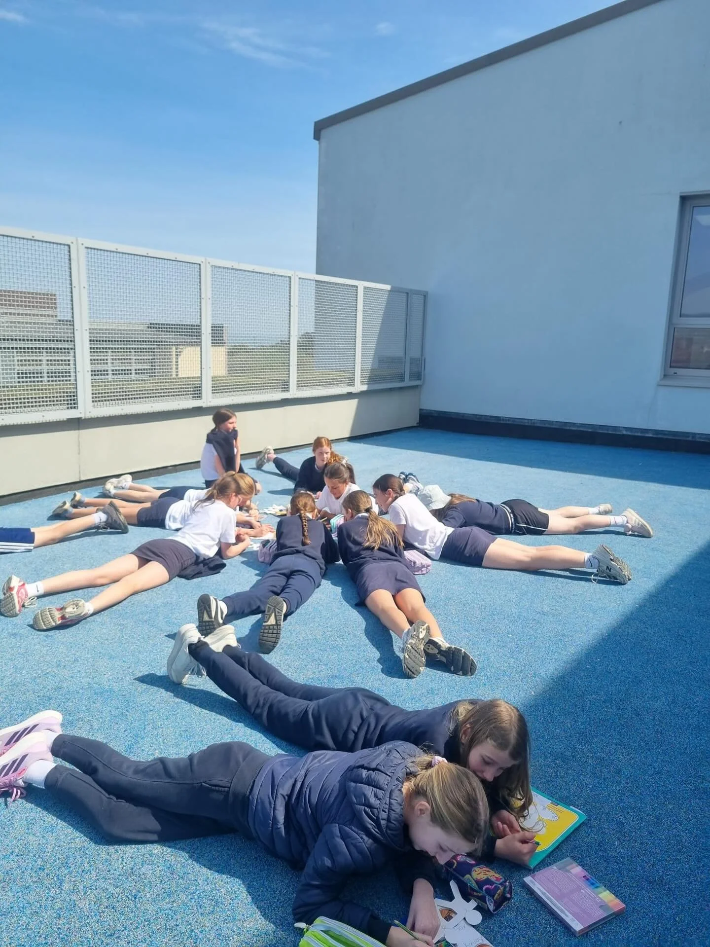 Ag obair amuigh faoin aer ar an mbalc&ograve;n!

Taking advantage of the good weather and working outside on the balcony.