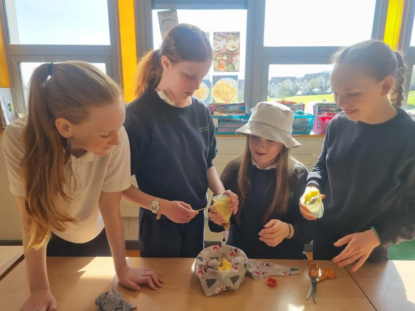 Ceacht eola&iacute;ochta: Im baile d&eacute;anta &amp; ite sa rang inniu. 

Science class: Home-made butter made and enjoyed in class today.