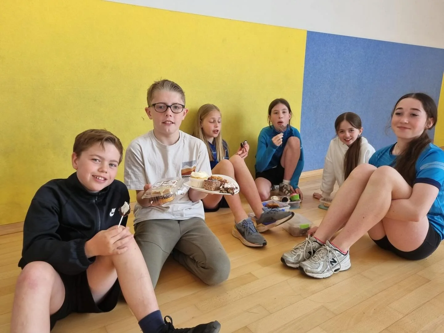 D&iacute;olach&aacute;n c&iacute;st&iacute; ar si&uacute;l inniu/ Cake sale in school today. 🍰🧁🥮🍪
