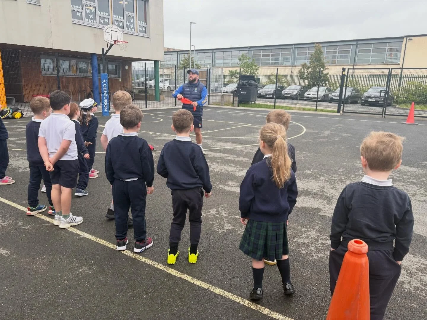 Peil Ghaelach le Jack! Bh&iacute; an-spraoi ag na Na&iacute;on&aacute;in! The Na&iacute;on&aacute;in had great fun this week doing gaelic football with Jack!