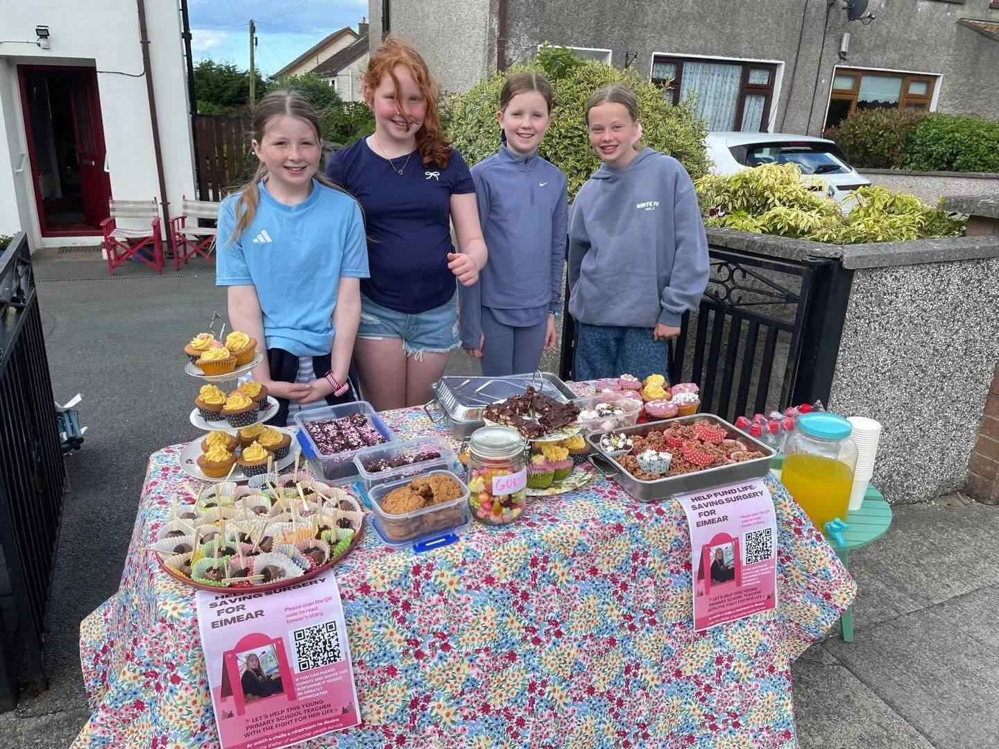 Rinne na cailin&iacute; &aacute;lainn seo &euro;382.50 ar son Eimear&rsquo;s campaign,  ag d&iacute;ol c&aacute;ca&iacute; ar a l&aacute; saor &oacute;n scoil. Maith sibh. 

These fabulous four raised &euro;382.50 towards Eimear&rsquo;s campaign, on 