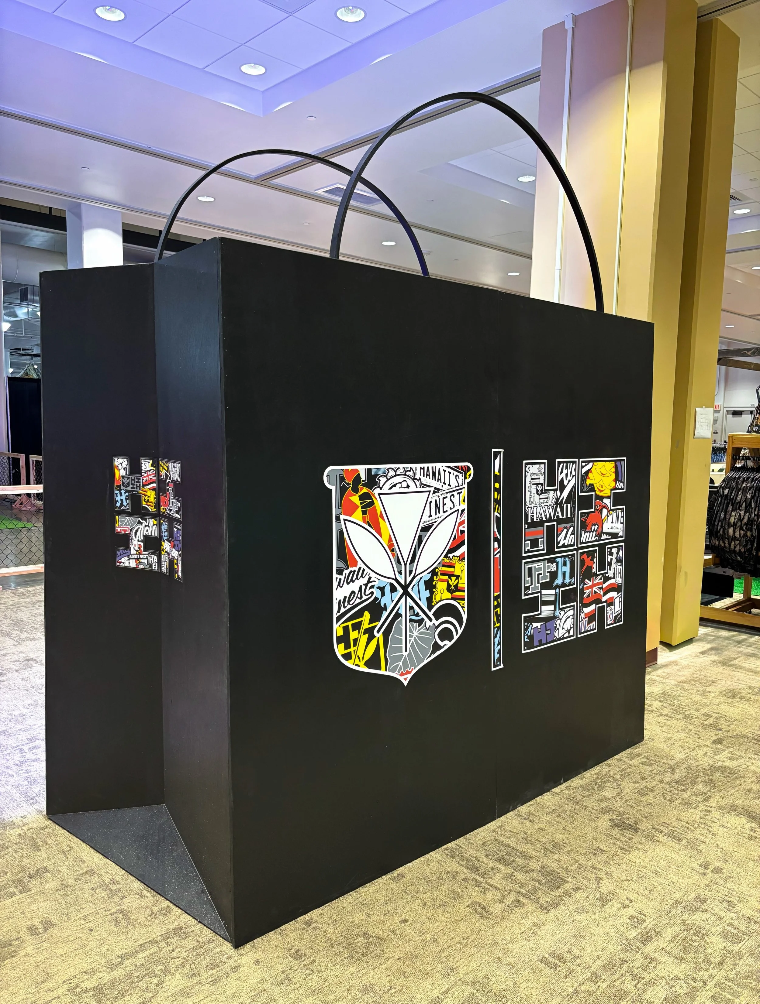 7&rsquo; Shopping Bag for our friends over at Hawaii&rsquo;s Finest 

@hawaiisfinestclothing 
@paulelealcon 

#customfabricationhawaii #eventdesignhawaii #experientalmarketinghawaii #propshawaii #hawaiisfinest