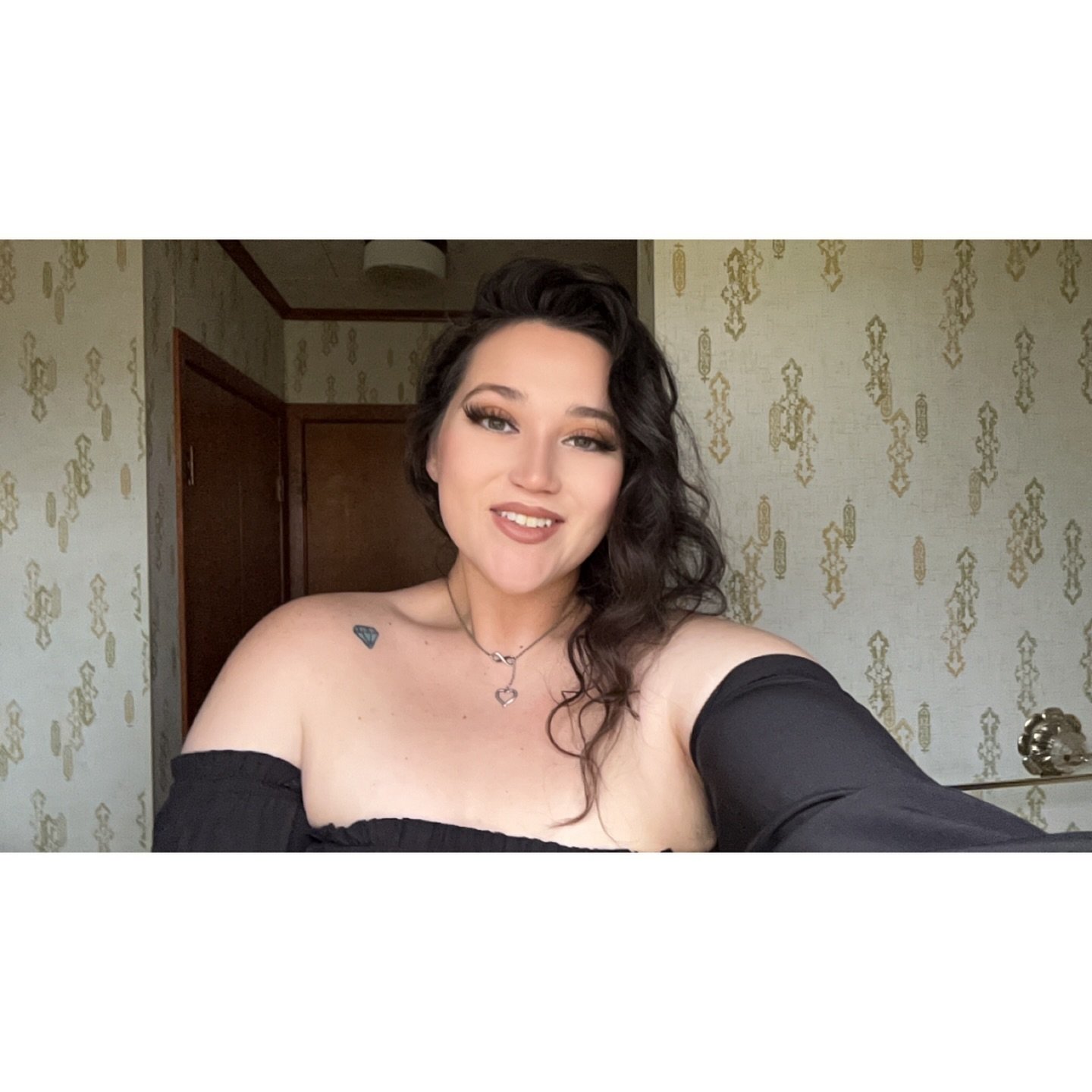 Serving looks, meals, and ranch vibes🖤✨
 
#goldensteer #goldensteersteakhouse #ranchlife #ranchblog #tortillas #tortillasdeharina #blackstone #shilohranchtx #ootdstyle #makeuplookoftheday