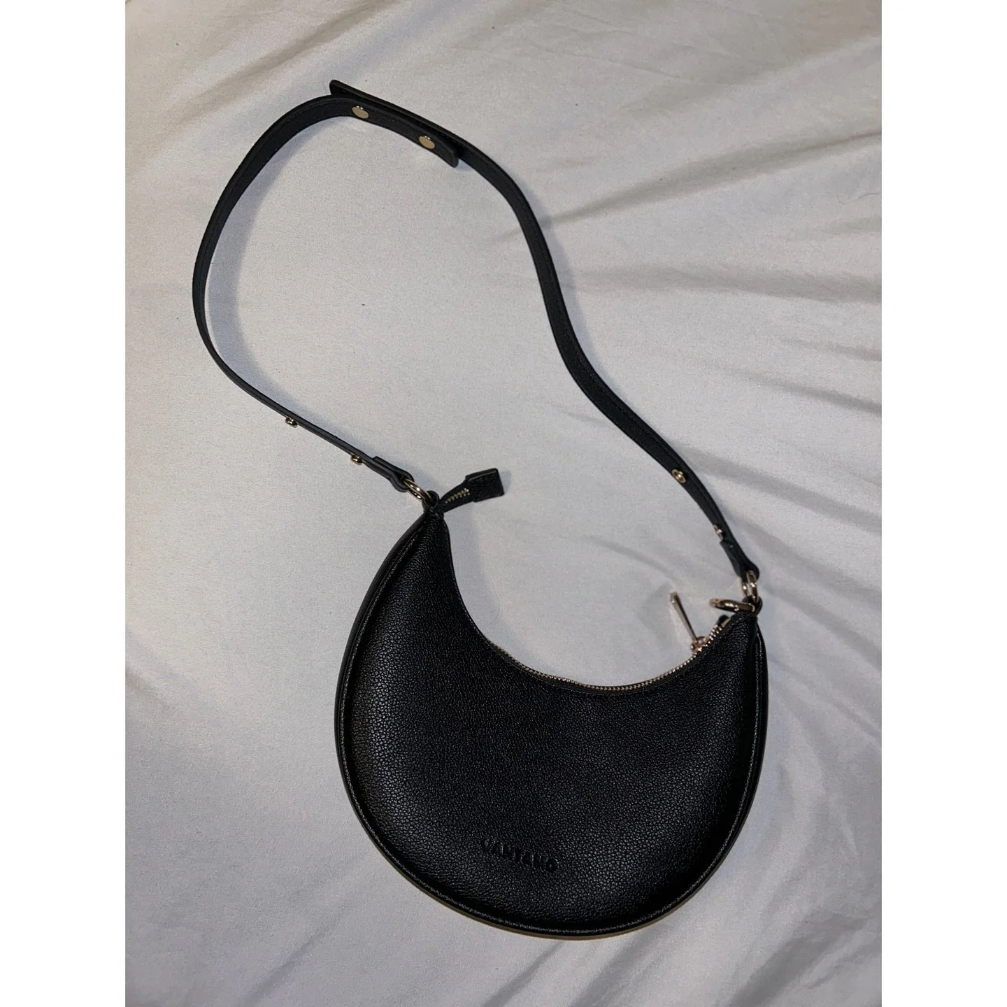 ✨ Meet my new go-to bag&mdash;the Vantamo Moon Bag! ✨ It&rsquo;s more than just a fashion statement&mdash;it&rsquo;s my daily dose of style and security. From anti-pickpocket clips to RFID protection, Vantamo has thought of everything to keep my esse