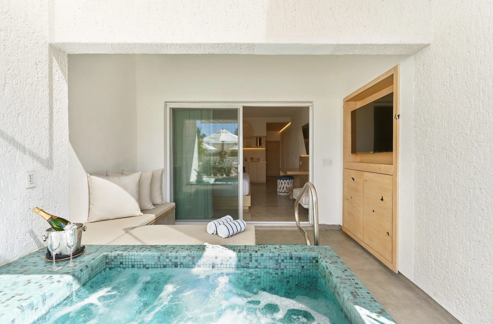 poolside_suite_with_jacuzzi_-_bahia_cabo_-_los_cabos_(10).jpg