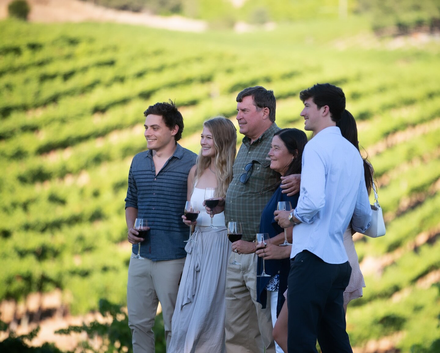 SIP FAMILY.  The Huffman&rsquo;s , who are long time SIP supporters, takin&rsquo; an actual family photo at SIP Healdsburg 2022&rsquo;s opening night at @robertyoungwinery &hellip; great pic. :) #songwritersinparadise #siphealdsburg #sipfamily #sipme