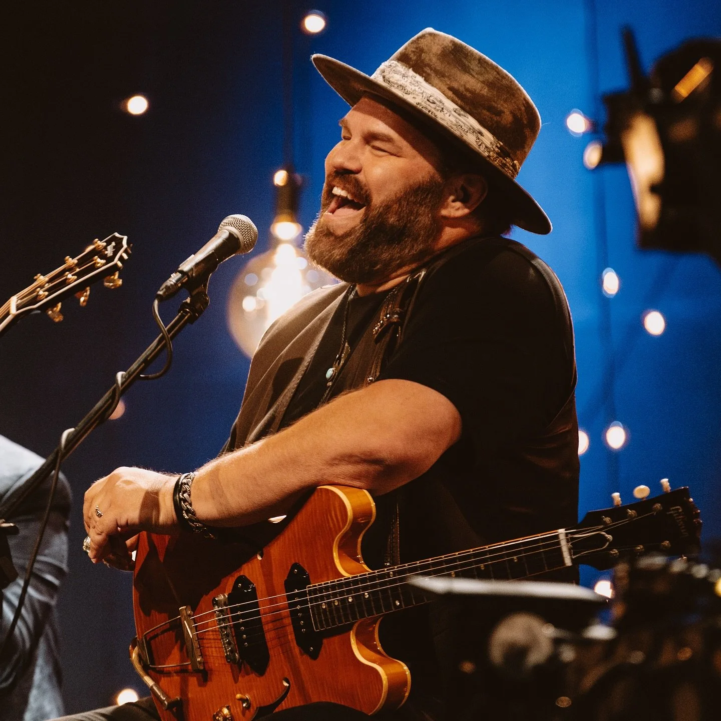 Everyone go wish our insanely talented friend Mr @jamesotto a very happy birthday! 🎈🎶🎉

📸 @thatezguy 

#happybirthday #singersongwriters #jamesotto