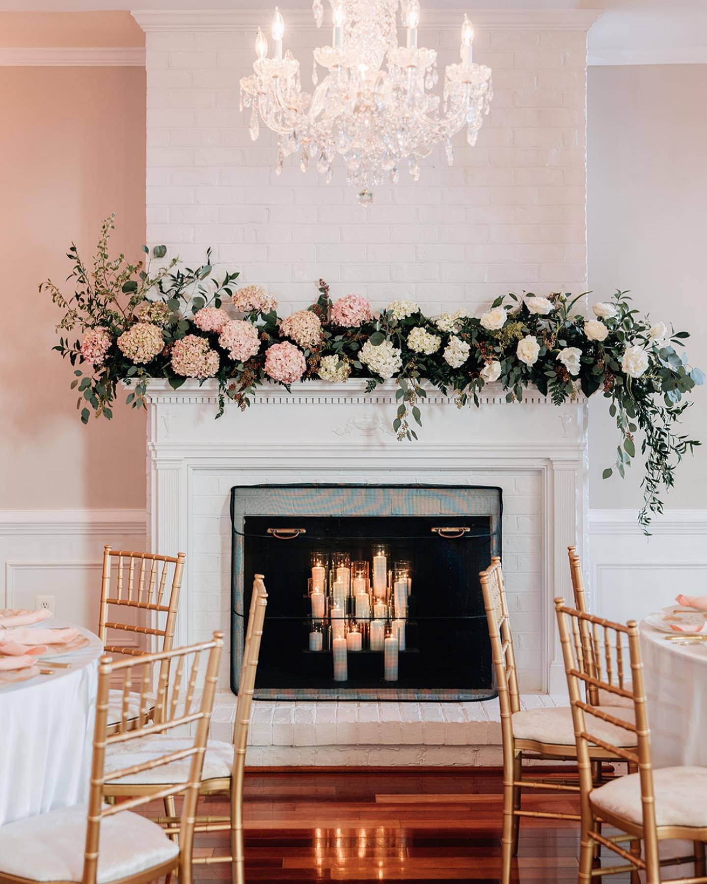 Fireplace wedding florals for Ally and Brandon this weekend 😍 so grateful for the opportunity to be a part of their day!
Photo @jessiesmith220 Planning @bestwishesloudoun