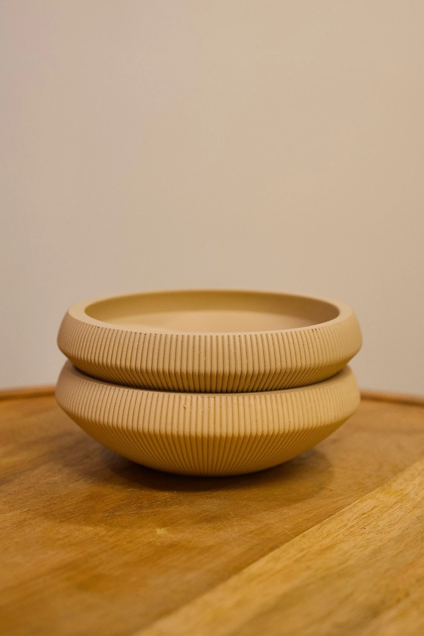 Double tan resin shallow bowl
