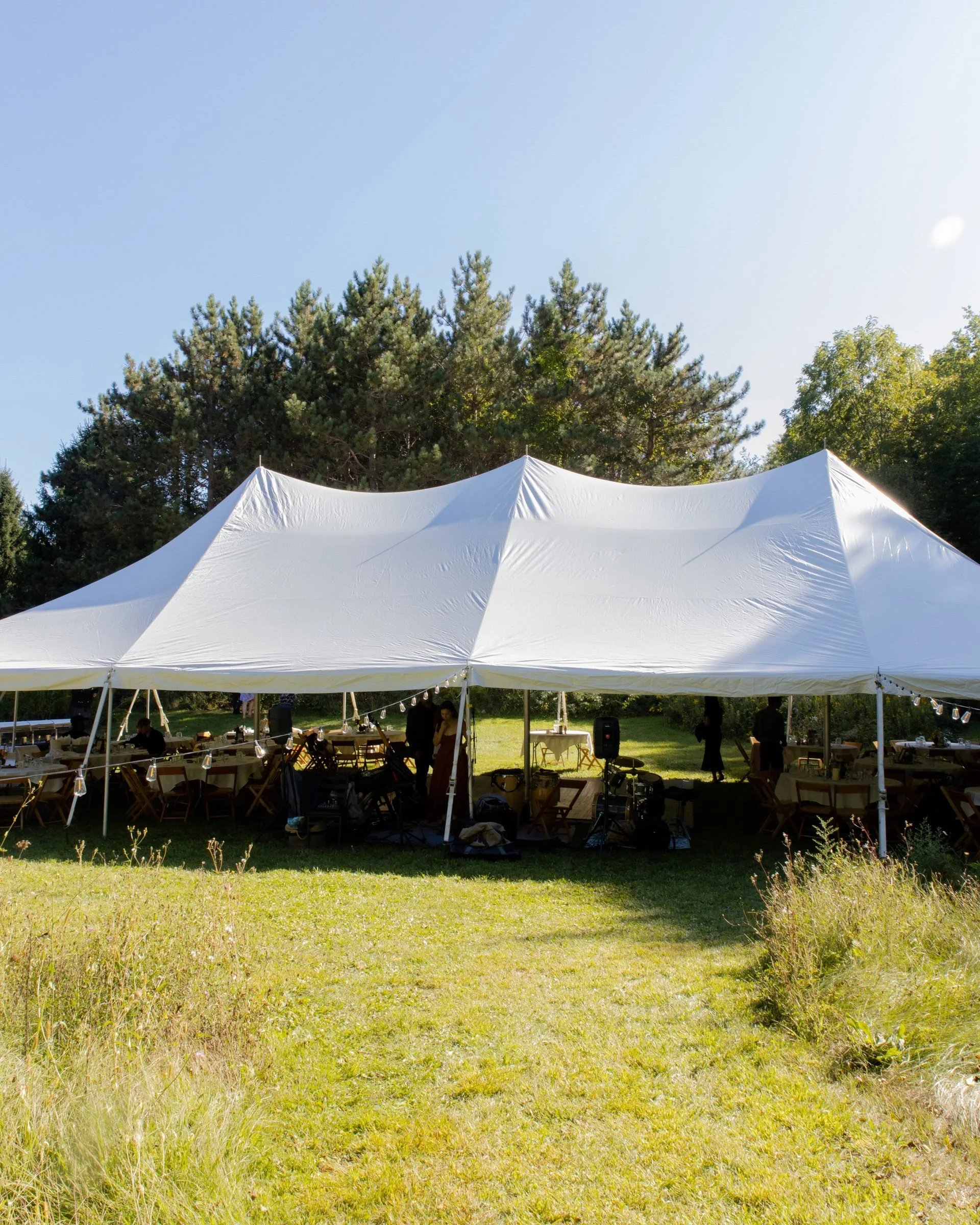 01-hero-tent-meadow-day.jpg