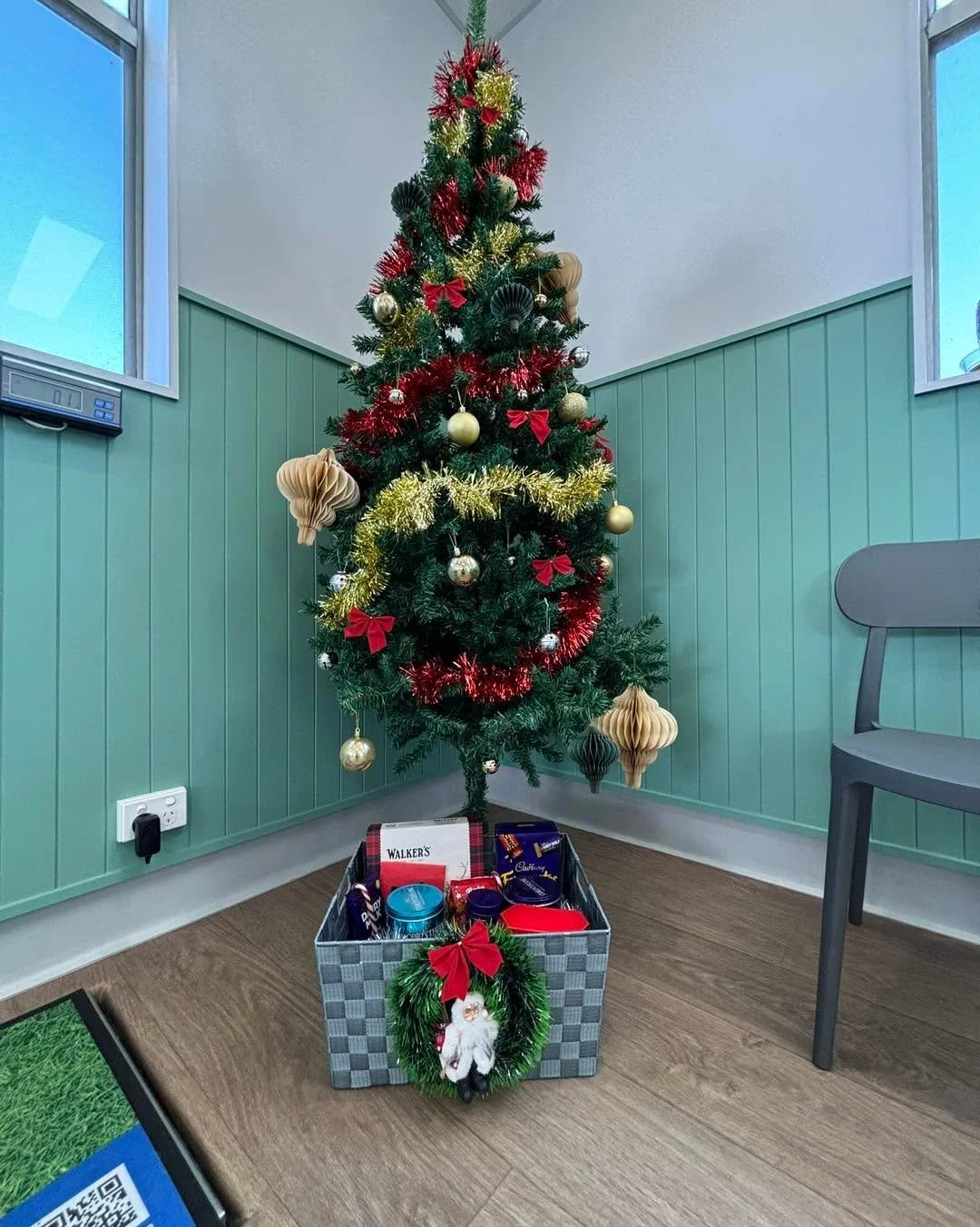 🎄 It&rsquo;s beginning to look a little Christmassy

Our lovely nurse Courtney declared Dr.Libbys Christmas tree decorating pathetic, taking over and managed to make our tree look a little magical! 🧙 

We&rsquo;ve had some amazing gift 🎁 delivered