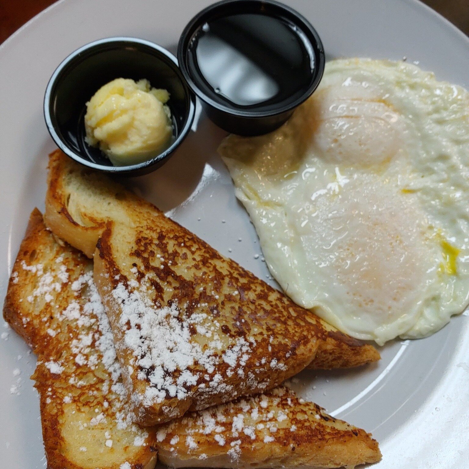 🌞 Brighten up your Monday with a breakfast classic at Dreez! Try our delicious French Toast paired with fried eggs - a combination that promises to start your week off on a delightful note. It's comfort food that brings joy to your morning routine! 