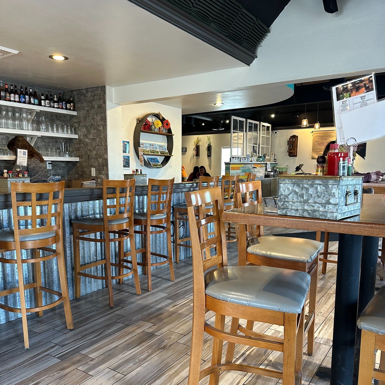 🌟 Gather round our welcoming bar area at Dreez! It's the ideal spot for family and friends to enjoy a refreshing drink and share laughs. 🍸

🕗 7am &ndash; 2pm

#localrestaurant #dreezrestaurant #homemeansnevada #lunchbreak #eatlocal #elkonevada