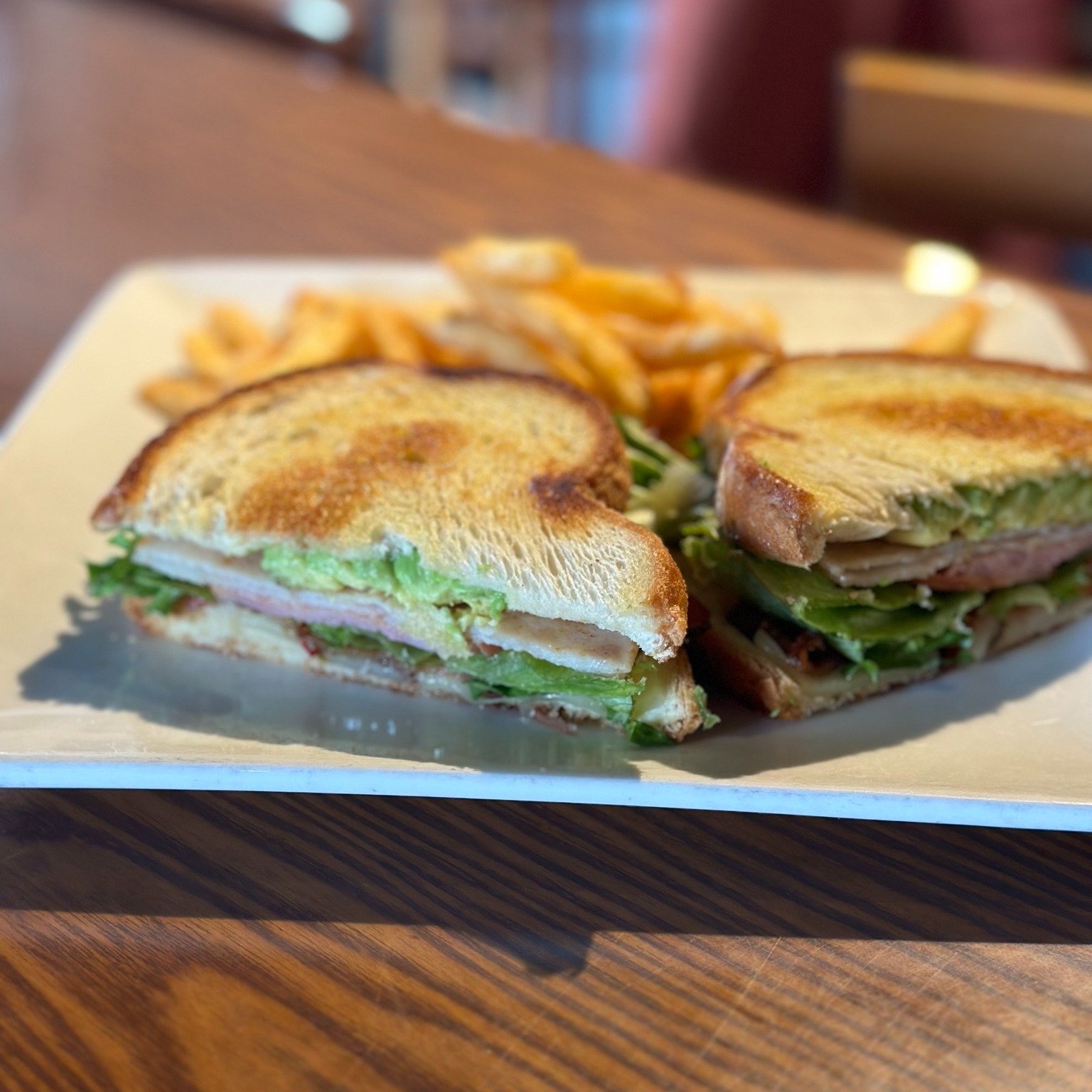 🥪 Meet your new lunch favorite: our Club Sandwich! Stacked with grilled bacon, Canadian bacon, turkey, and topped with gooey pepper jack cheese, nestled between toasted white bread with avocado, lettuce, and tomato.

#Elkodreez #explorenevada #brunc
