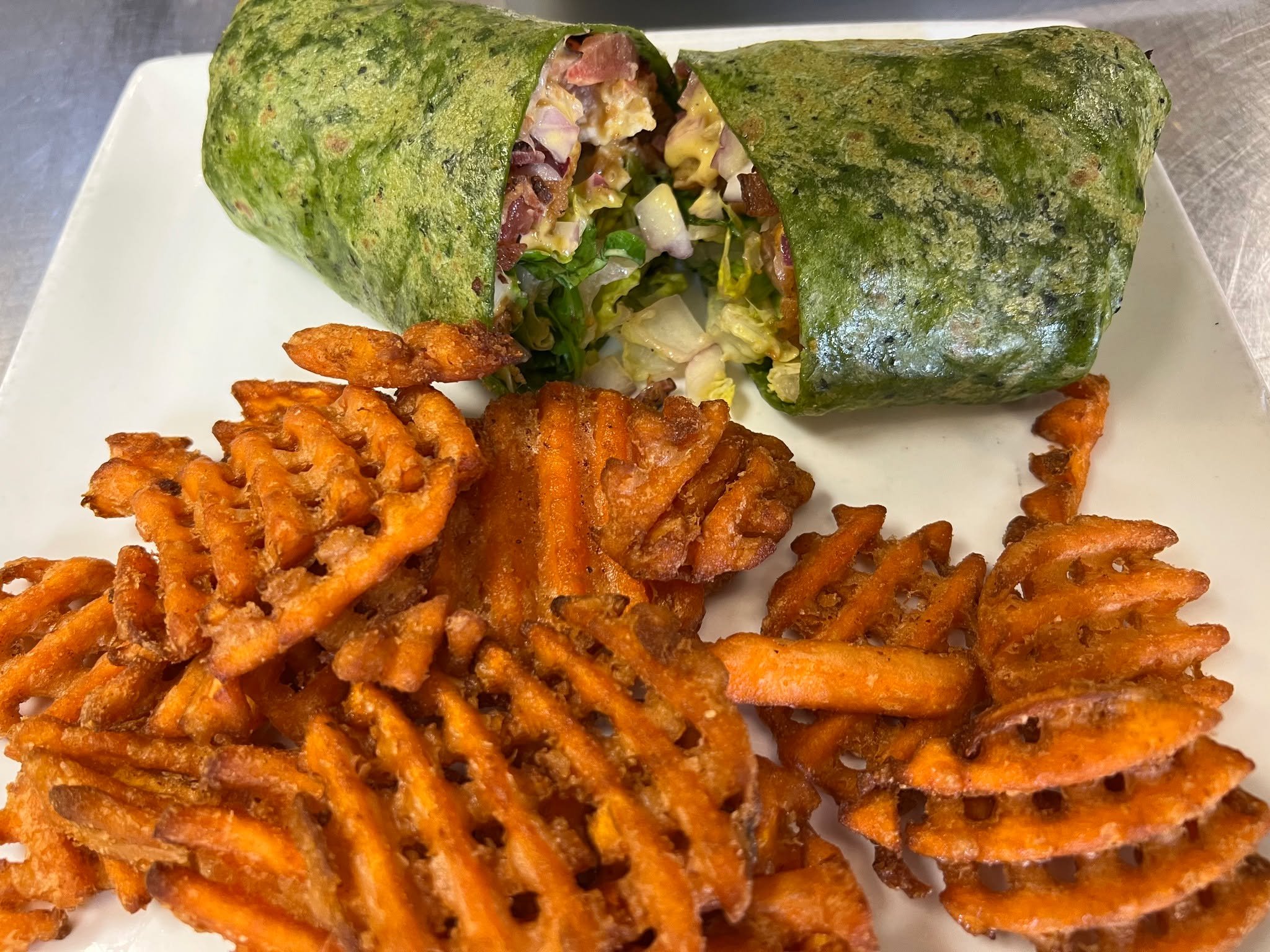 When crispy chicken meets ranch and honey mustard magic! 🌯😋 Bite into the perfect combo with our Honey Mustard Chicken Ranch Wrap. Available now—come and get it!
📞 (775) 777-7931
#Elkodreez #explorenevada #familyrunbusiness #foodie #elkonv #