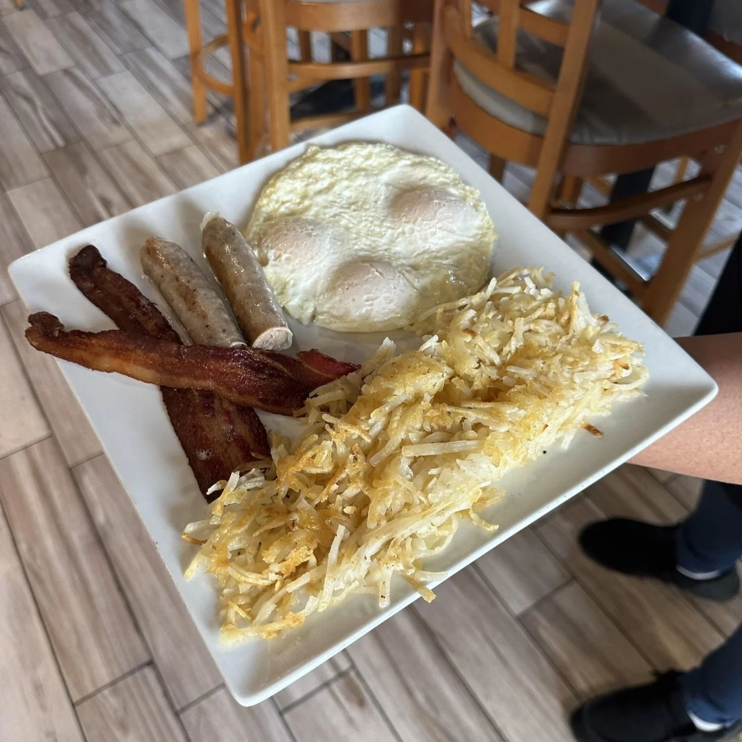 Dreez+Elko+Over+Easy+Eggs+with+Bacon+and+Hashbrowns++%282%29-min.jpg