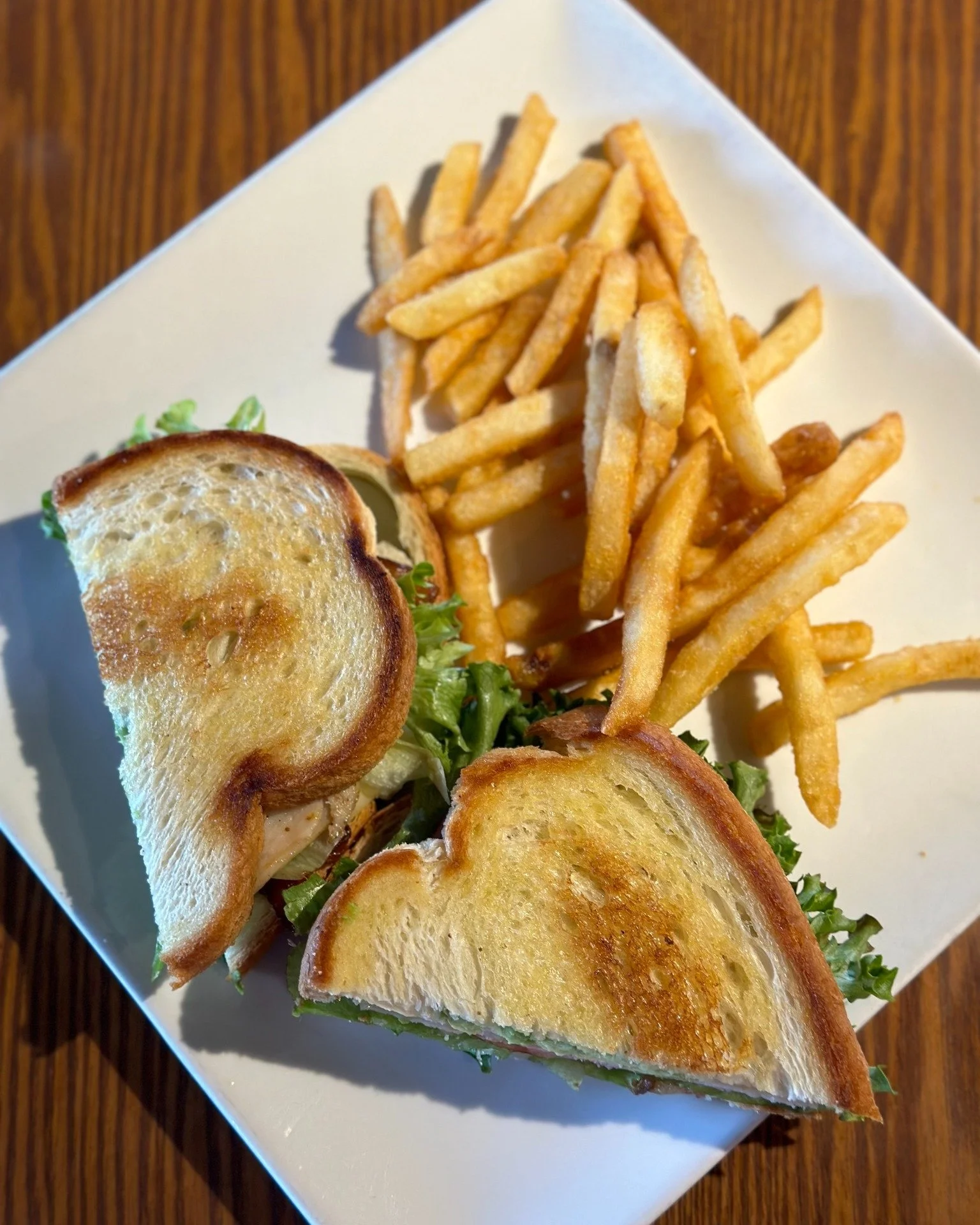 Midday hunger? We&rsquo;ve got just what you need! 🍳🍔 Whether you&rsquo;re craving something light and fresh or bold and hearty, Dreez has a lunch menu full of local favorites made fresh every day.

Come join us for lunch, unwind, and enjoy good fo