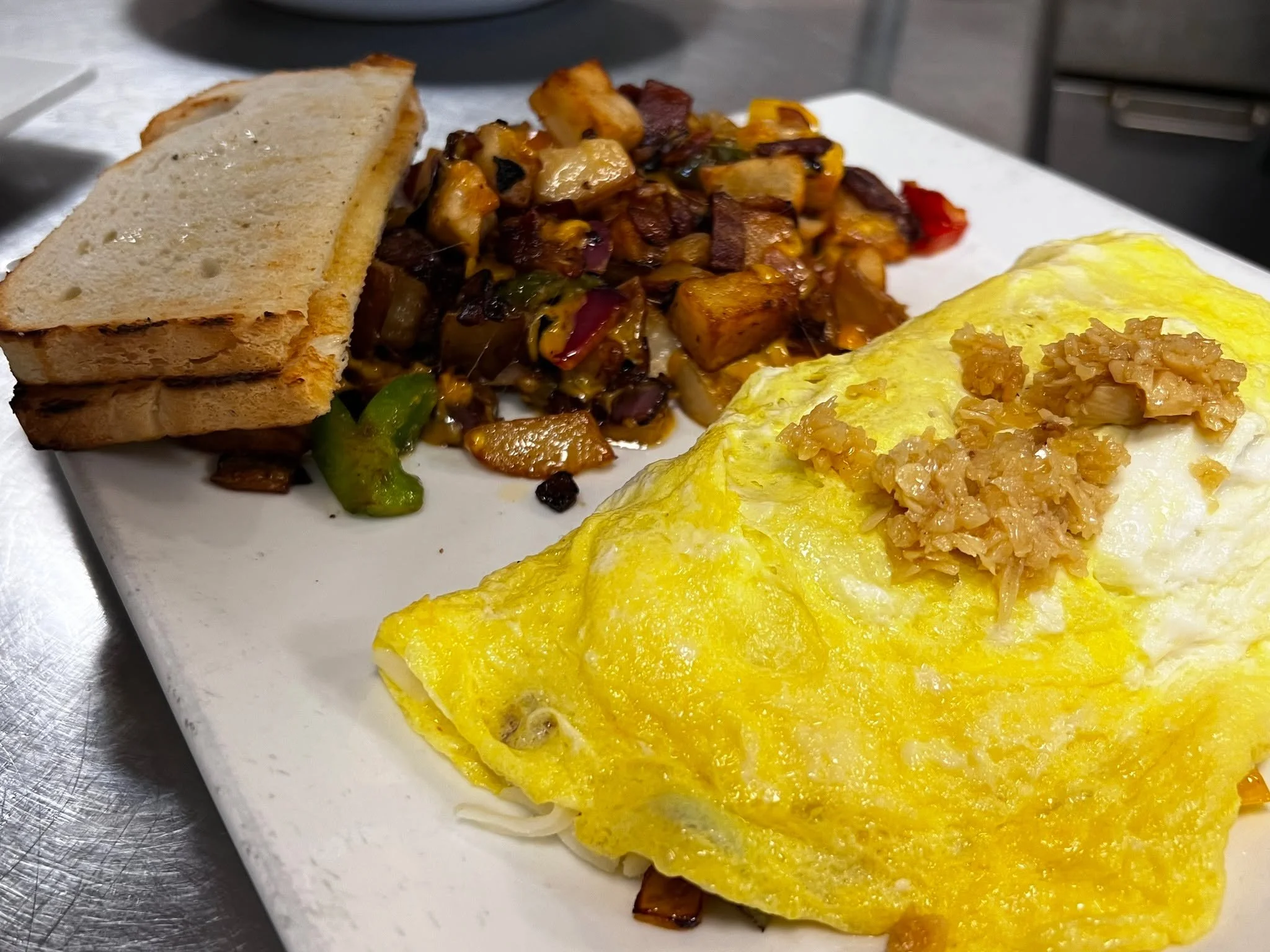 Sundays call for slow mornings and something a little extra. Think omelets loaded with flavor, French toast dusted just right, and mimosas to top it off. Gather your people and make Dreez part of your weekend plans.

#Elkodreez #explorenevada #family