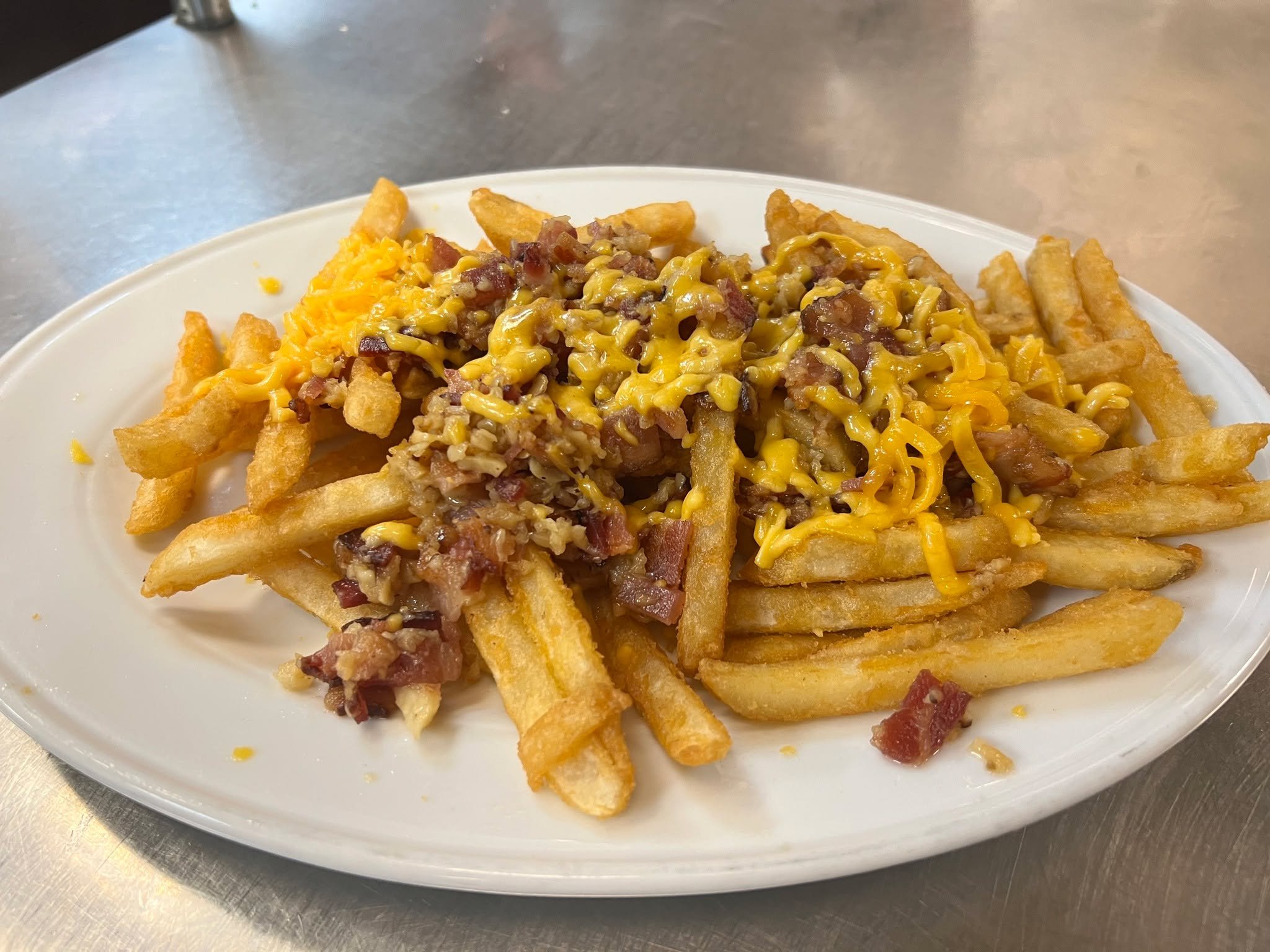 Loaded, cheesy, garlicky, and topped with bacon. These Garlic Bacon Cheddar Fries are the kind of appetizer everyone fights over. 🍟 Come grab a plate at Dreez today.

📍 405 Silver St, Elko, NV 
⏰ Mon&ndash;Sun: 7 AM &ndash; 2 PM 
🌐 dreezelko.com

