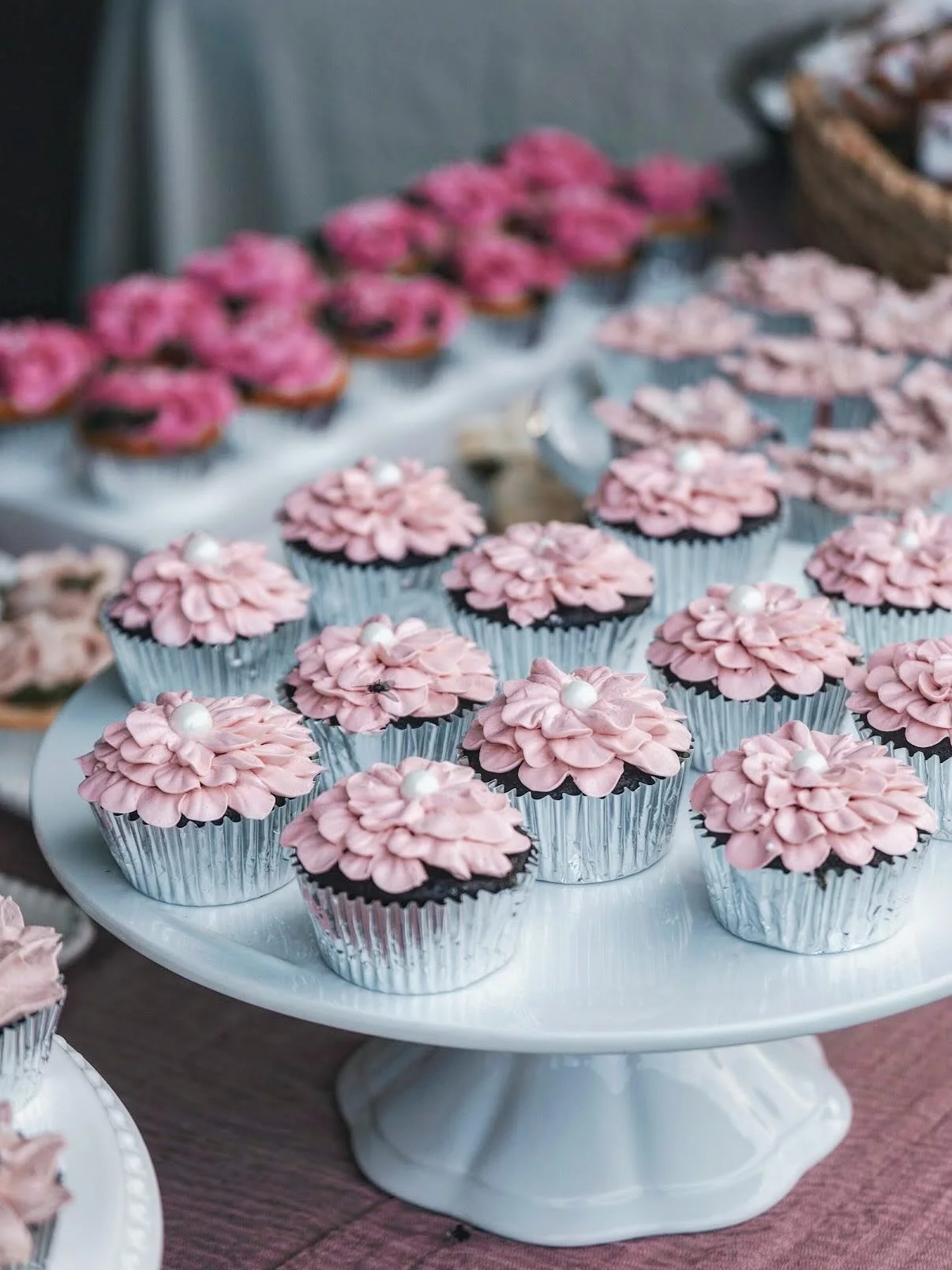 The prettiest pink petal palette cupcakes 🧁 Now say that 5 times fast 😉 

For Michelle and Benn 💕 

#cupcakes #wedding #weddingcupcakes