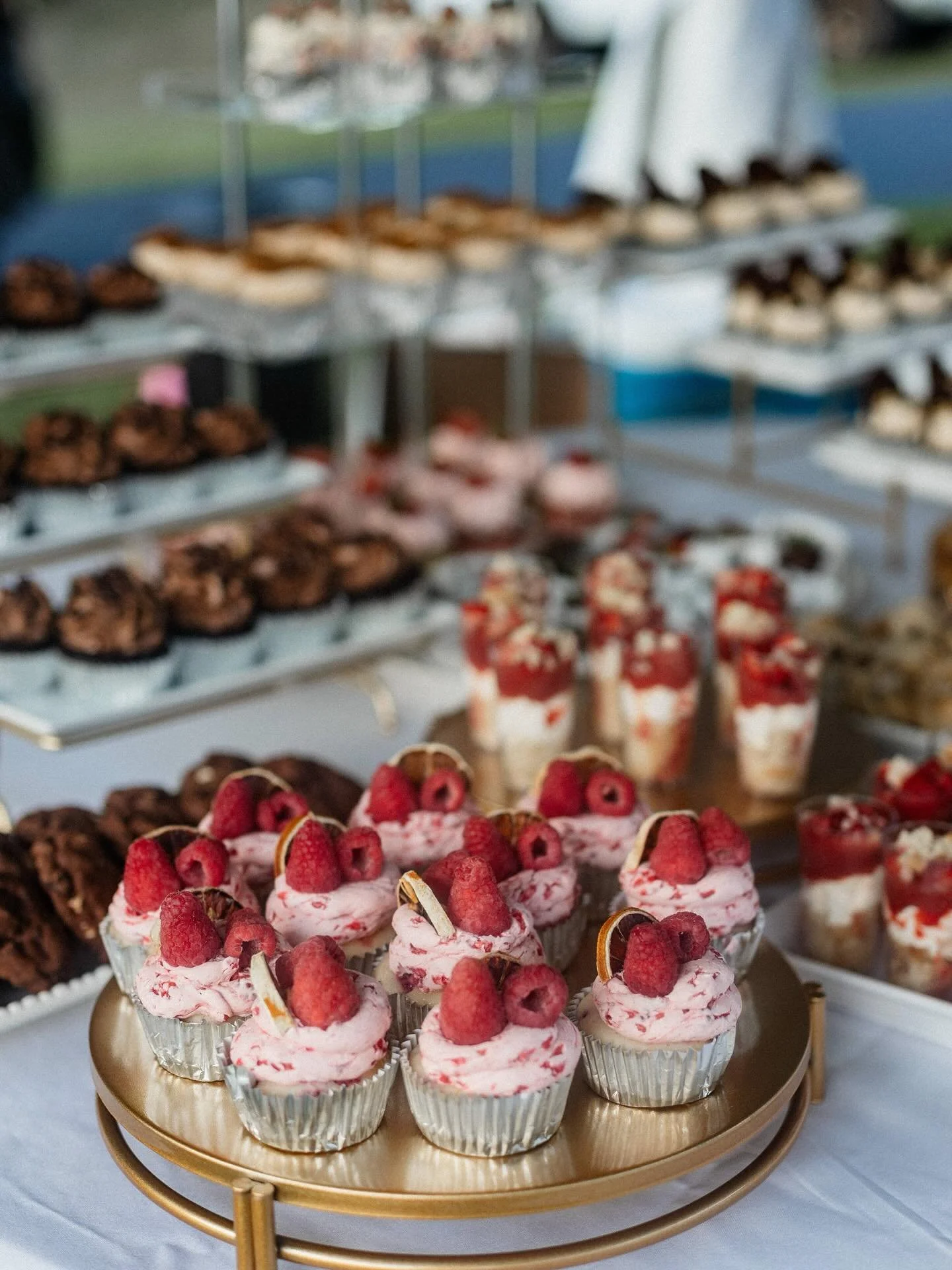 Our signature lemon raspberry cupcakes are made with a lemon based cupcake filled with raspberries, filled with a citrusy lemon curd filling and topped with a fluffy raspberry buttercream. Dehydrated lemon slices and raspberries for garnish 🍋 

For 