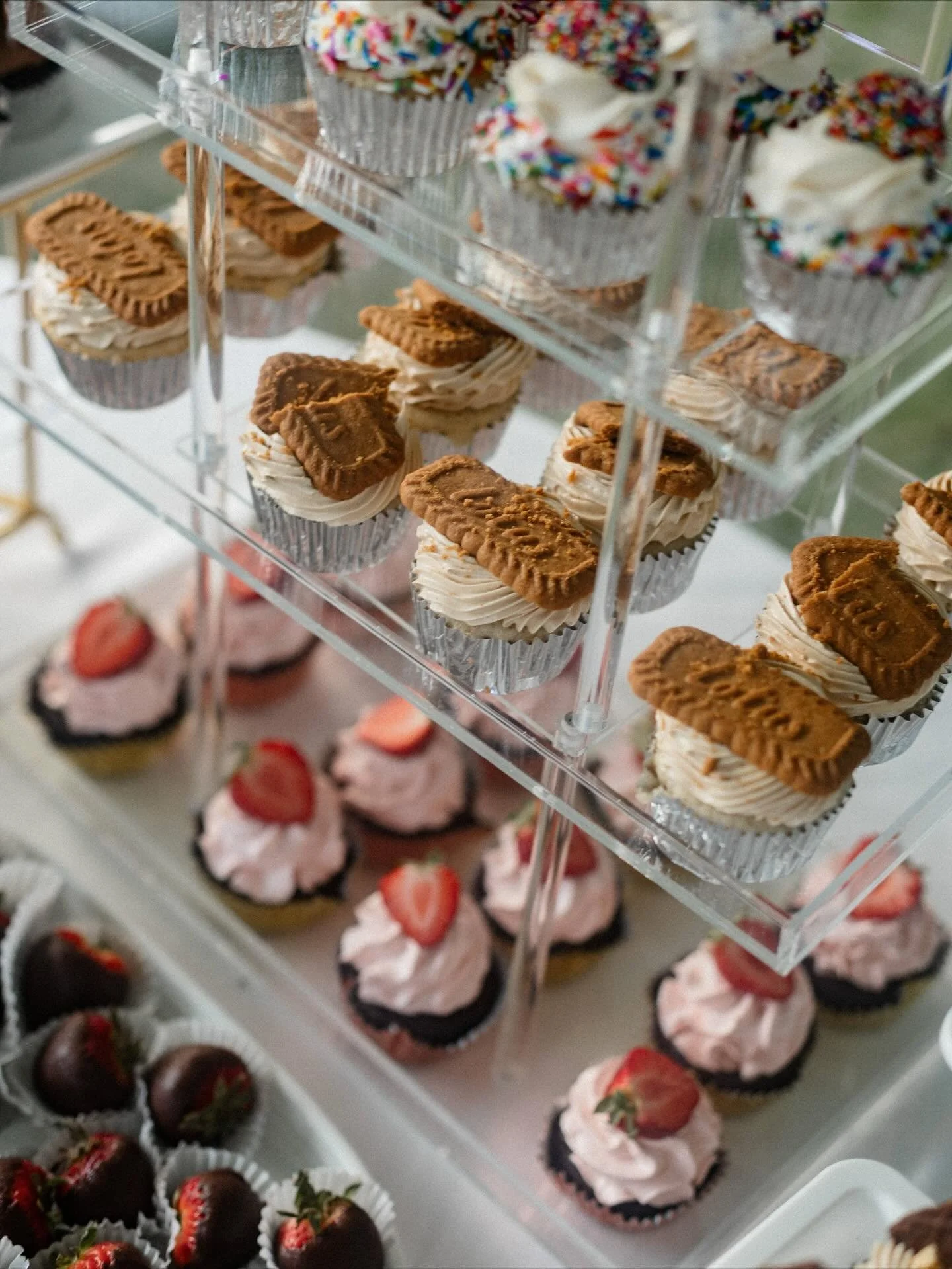 Who says the couple gets all the cake? Cupcakes are the ultimate crowd-pleaser &mdash; easy to serve, totally customizable, and guaranteed to disappear fast.

Photography by @purejoyphotography