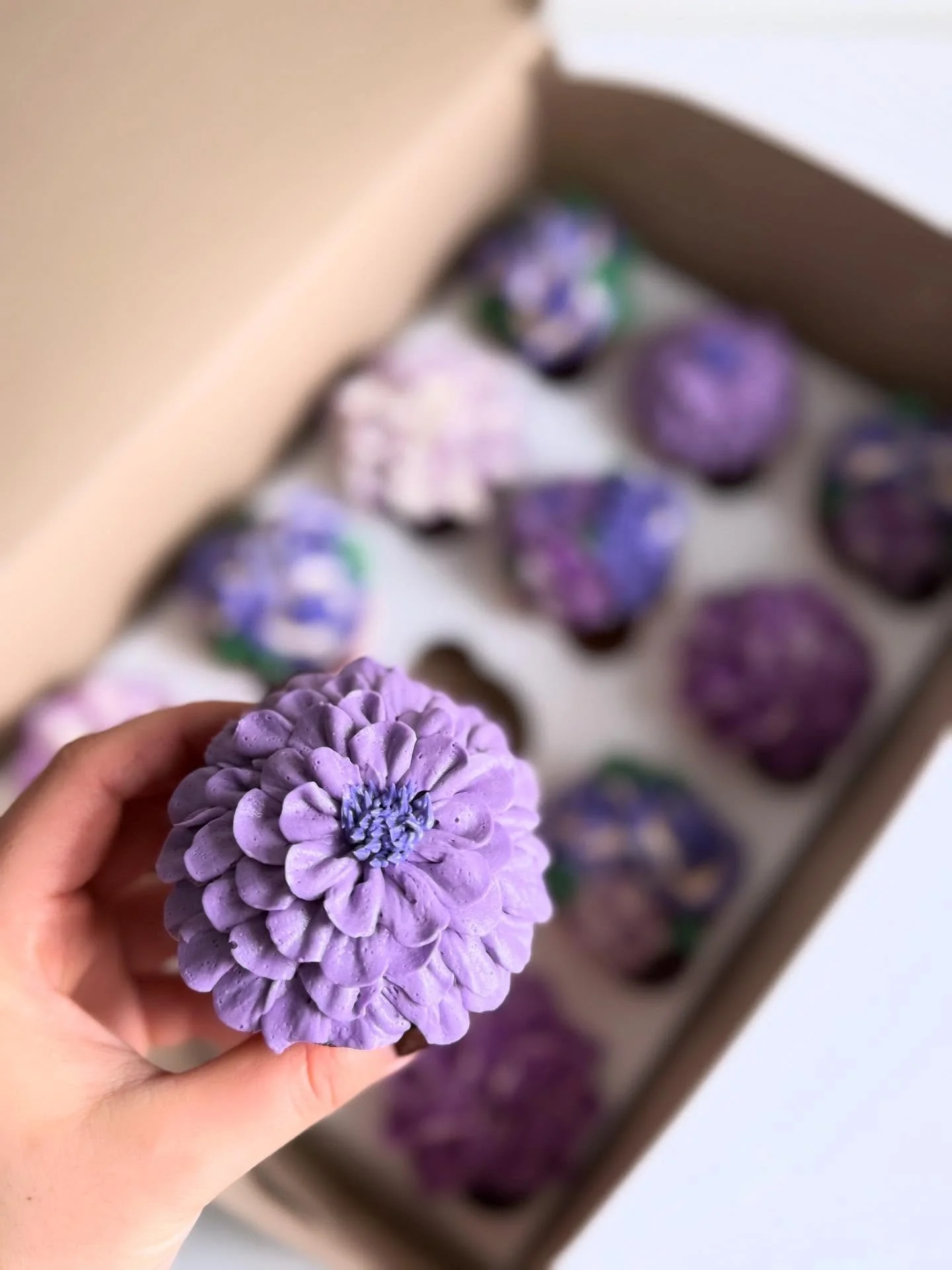 Flowers are nice, but cupcakes you can eat? Elite. 🌸

#floralcupcake