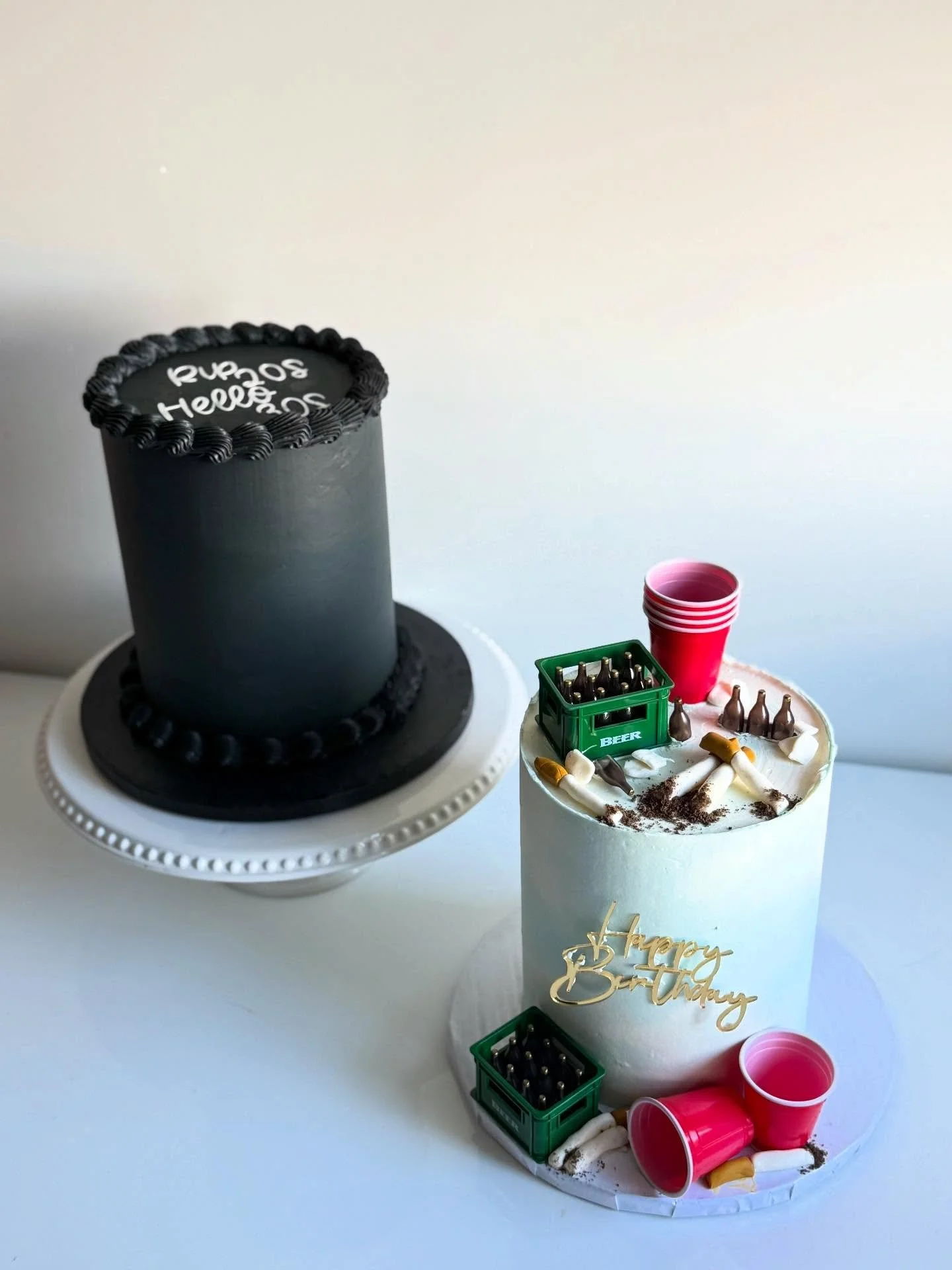 Swipe for cake guts 🤤 

On the left we have a vanilla chocolate cake mix with a vanilla buttercream and raspberry jam filling. On the right a lemon blueberry cake with a coconut buttercream. ✌🏻 

#cakeguts