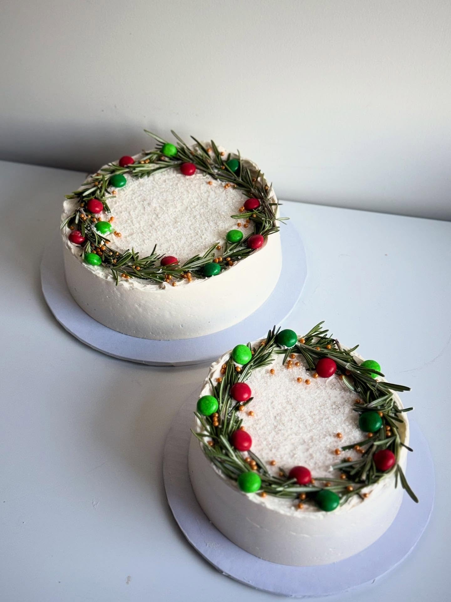 Christmas wreath cakes 🍰 

Mini single layered Christmas wreath cakes available in chocolate, lemon or gingerbread. Choose from a 6&rsquo; or 8&rsquo; size. All cakes are decorated in a rosemary wreath with M&amp;Ms and dusting sugar 🎄 

#wreathcak