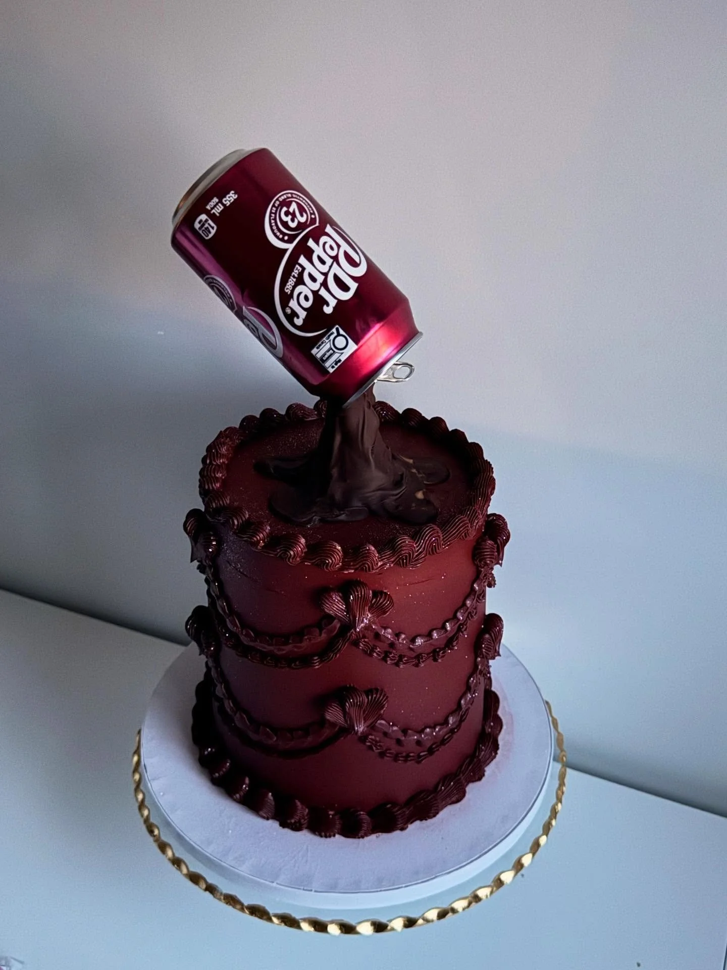 The trifecta of anti gravity cakes 🥹 Coming in hot with Dr Pepper cake 🌶️ 

#antigravitycake #drpeppercake