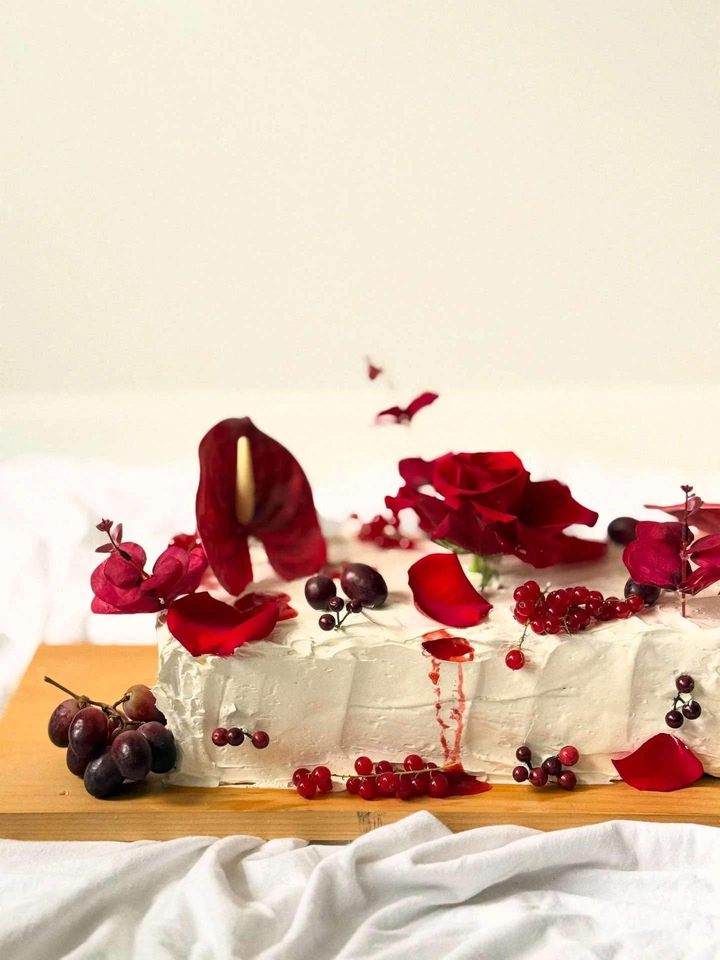 So unbelievably obsessed with this long wedding cake trend.  You wouldn&rsquo;t tell from these photos but this cake is 4ft long!!! Someone please order this 😩 

#tablerunnercake #longcake