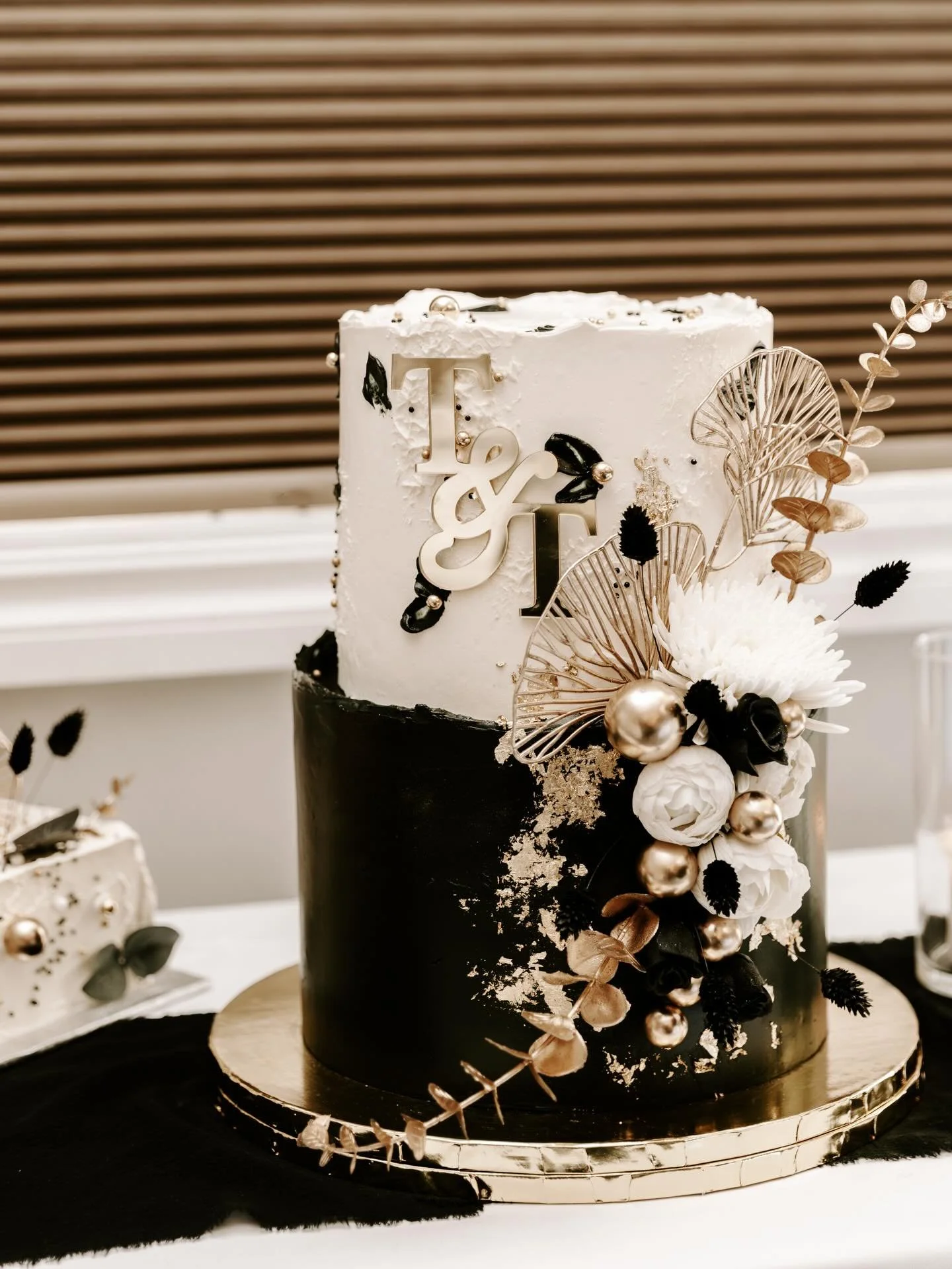 Black, white and a whole lotta gold ✨ 

Photography by @photosbymeghan.m