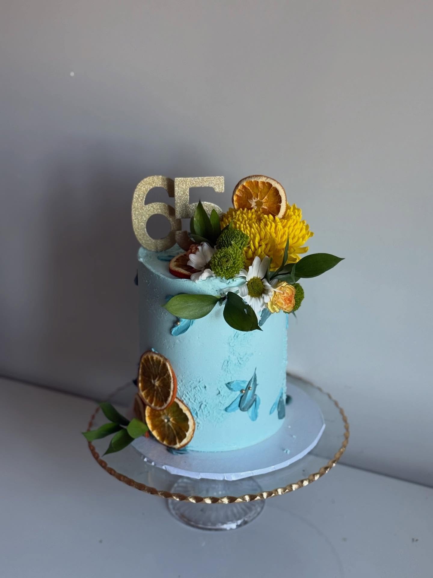 Something blue and colourful just in time for spring ☀️ 💐 

Back from vacation and anxious to get back on emails for all your inquiries and summer bookings. I still have a few weekends available left for weddings so please fill out the inquiry form 