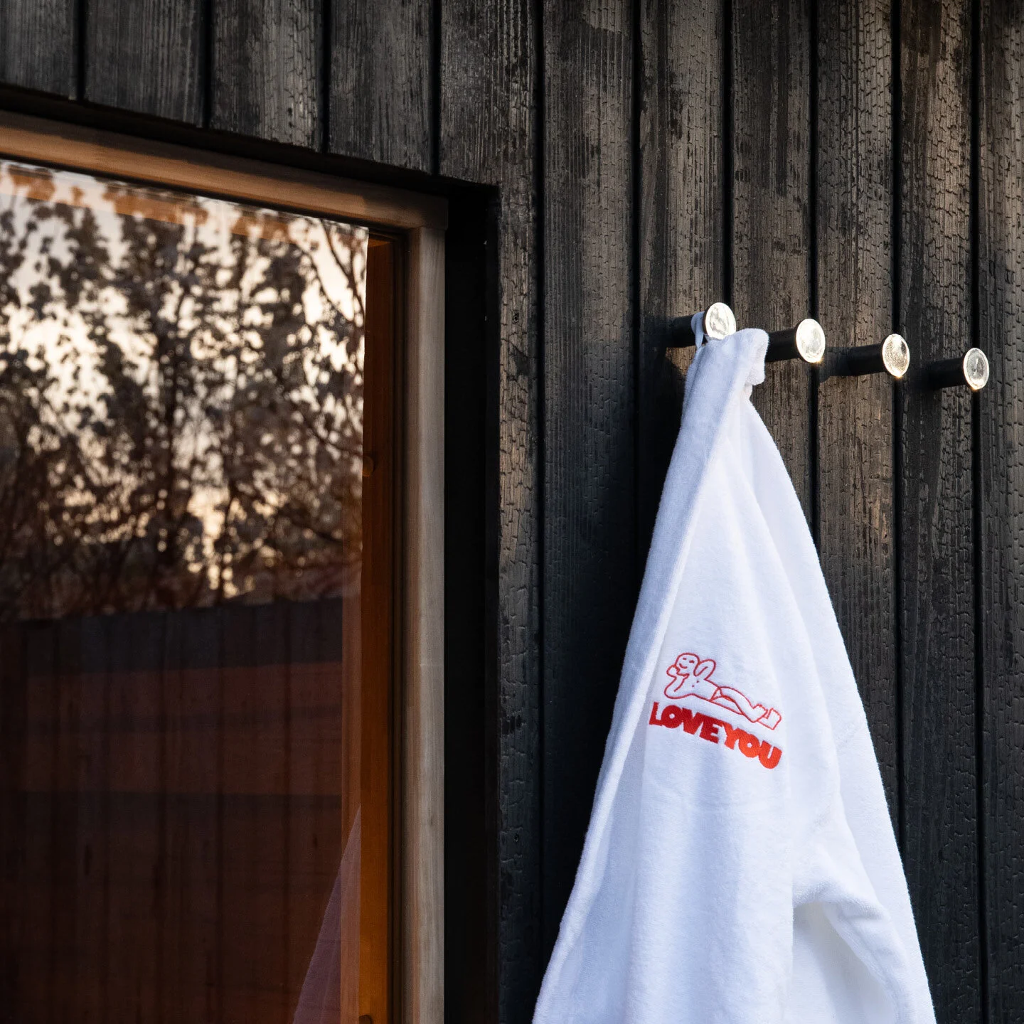 The custom designed sauna is clad in Japanese Charred Cedar. This is a sacred tech-free space for quiet contemplation and deep relaxation.

Build by Joel Wellington
Interior design @jasminemcclellanddesign

Art by @niamawessely 
Photography @sean.pa