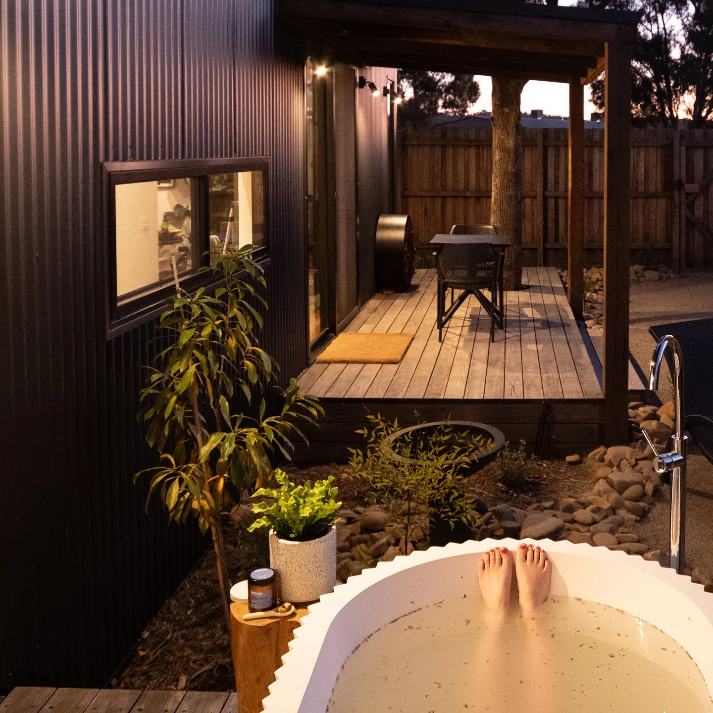 Sunset bath! Cockatoos flying above. Grevillia tree rustling in the breeze. Cicadas song vibrating through the air. Warm relaxing bath with Loveyou Bath Soak.

Interior design @jasminemcclellanddesign

Photography @sean.paris
Build by Joel Wellingt