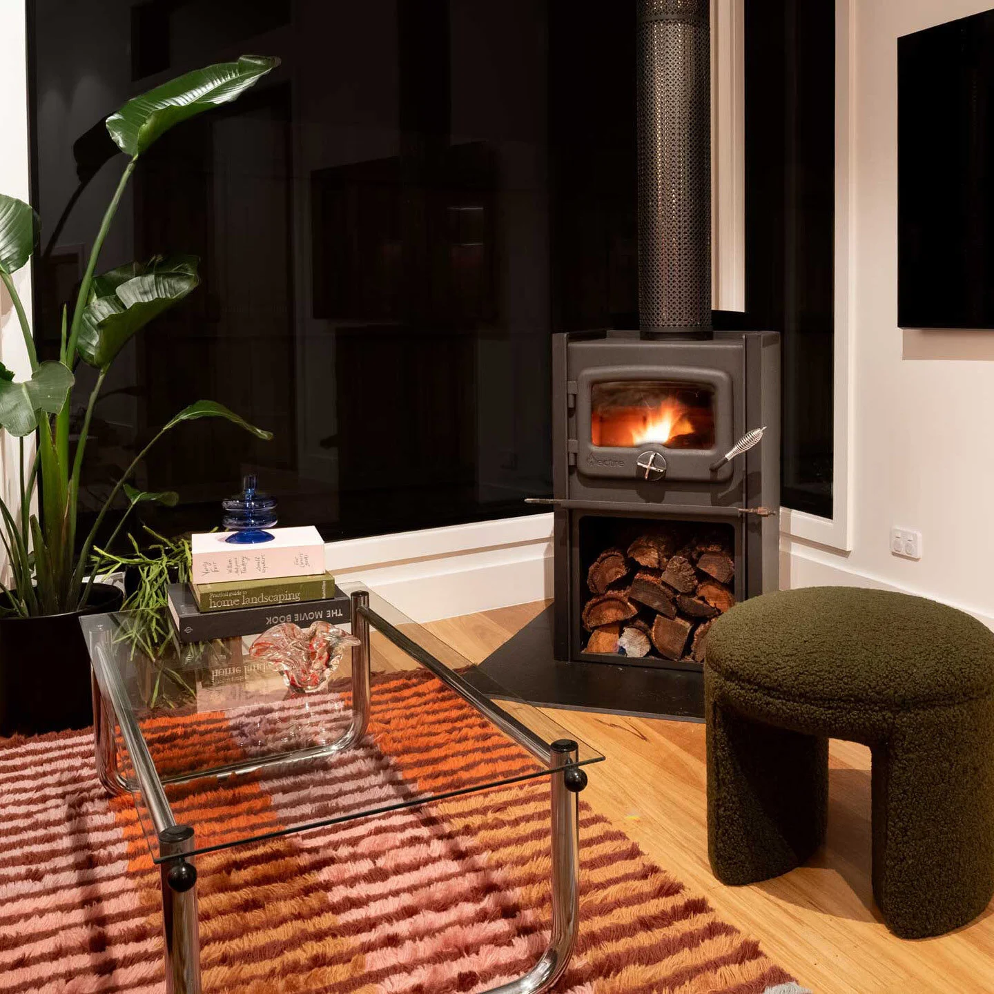 🎶 🔥 🥃 The crackle of the fire, a mellow record spinning, having a snuggle. These are some little joys to be had at Loveyou Bathhouse.

Interior design @jasminemcclellanddesign
Art by @niamawessely 
Photography @sean.paris
Build by Joel Wellingt