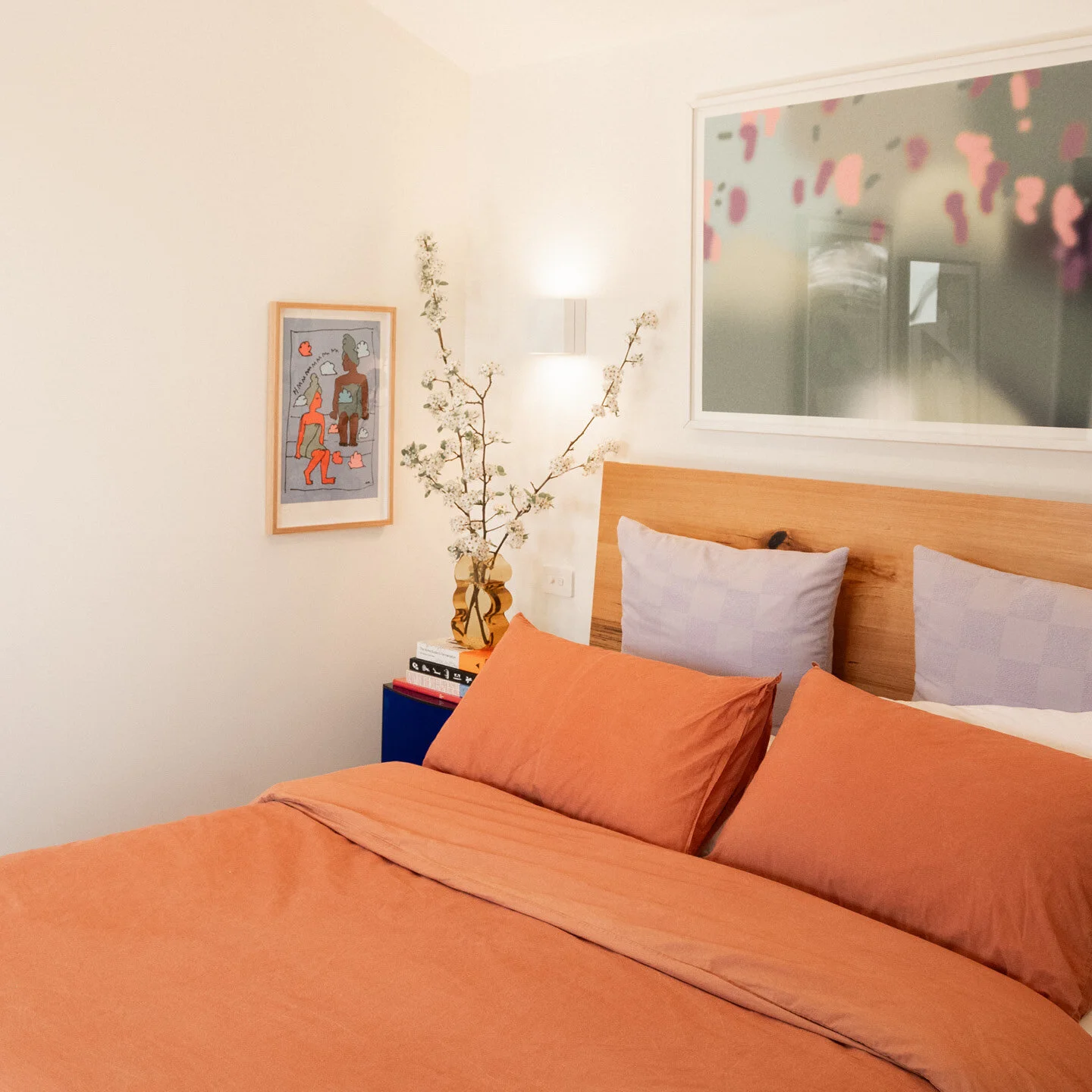 🌙 Comfy comfy bed for snoozing in. Late check-out at 11am every stay.


Interior design @jasminemcclellanddesign 
Art by @niamawessely 
Photography @sean.paris
Build by Joel Wellington



#loveyoubathhouse #airbnb #hotel #art #illustration #colour 