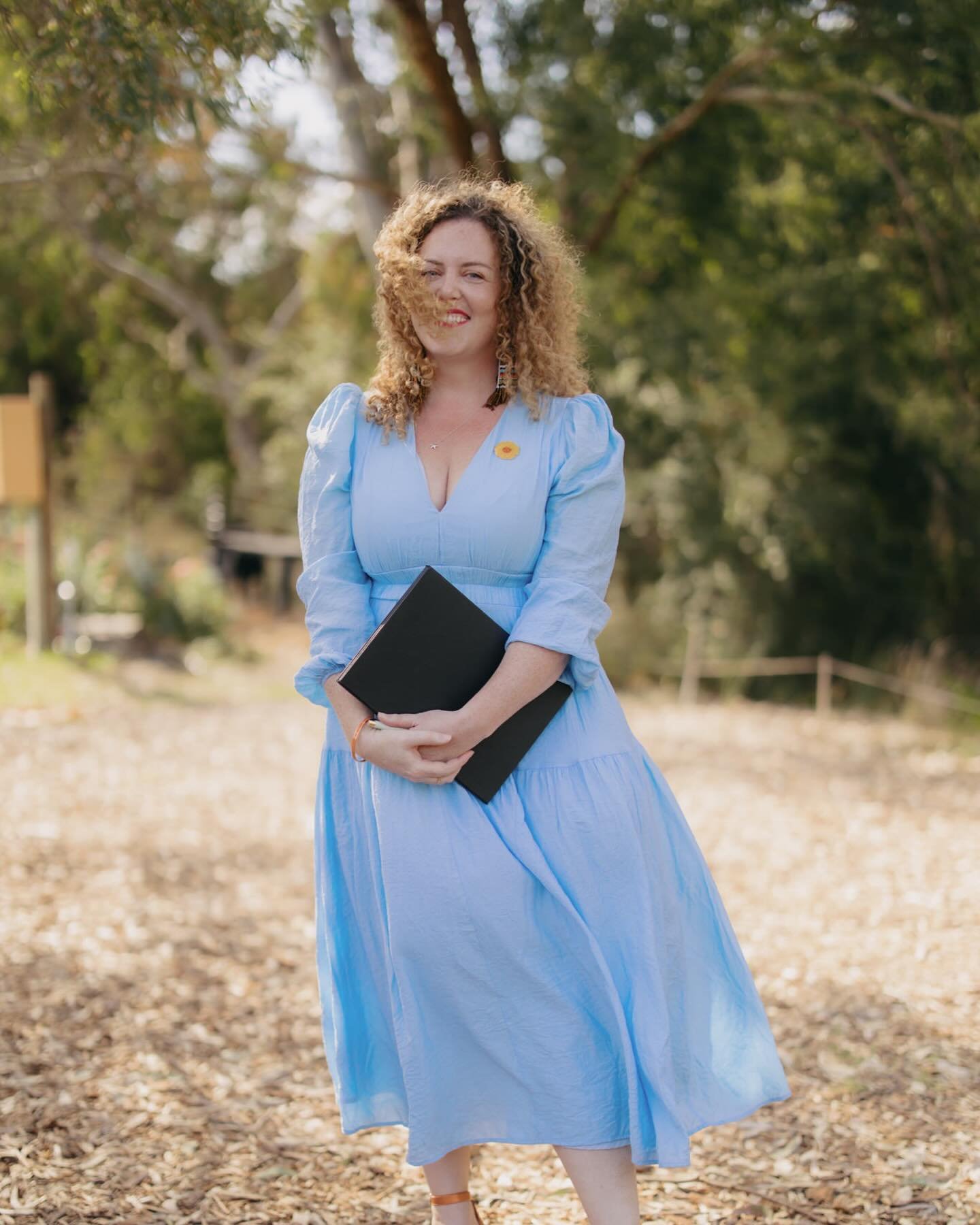 One wedding left for my season that is happening this Saturday at @wyangapark with @kyraboyerweddings - who also happened to take this gorgeous pic of me at @collingwoodchildrensfarm for Rach and Nathan&rsquo;s wedding. 

I&rsquo;ve got only limited 