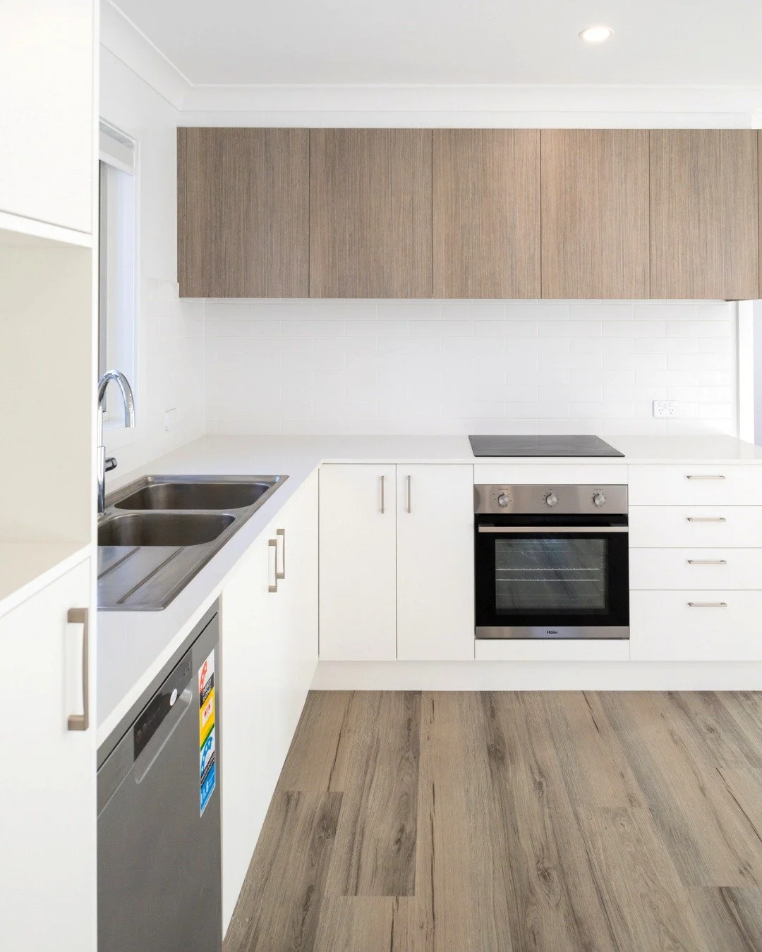 These are the benefits of an L-Shaped kitchen (as featured in the Greta, Denman or Bowen):

&bull; Keeps the living and dining areas feeling open
&bull; Adds extra bench space compared to a one-wall kitchen
&bull; Allows room for a small dining zone 