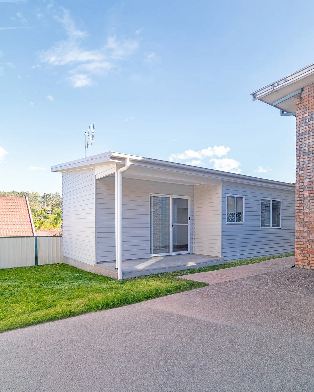 A granny flat that fits right in, clean lines, covered entry, and plenty of outdoor space to enjoy. This is what a well-designed Newcastle granny flat looks like from the street. 🏠

📩 DM us or hit the link in bio to book your free site inspection.
